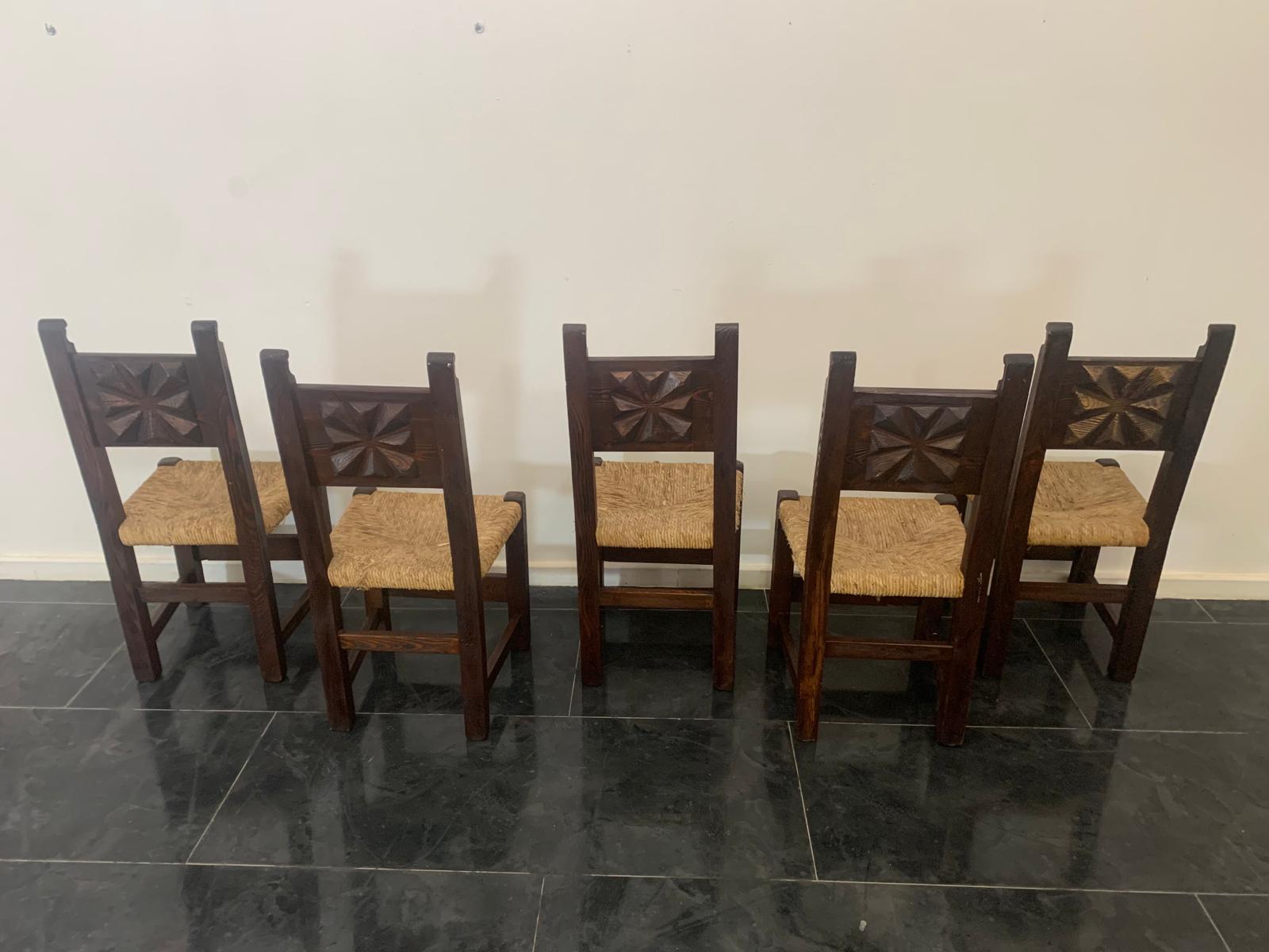Brutalist Dining Chairs in Sculpted Oak, 1950s, Set of 5 In Good Condition For Sale In Montelabbate, PU