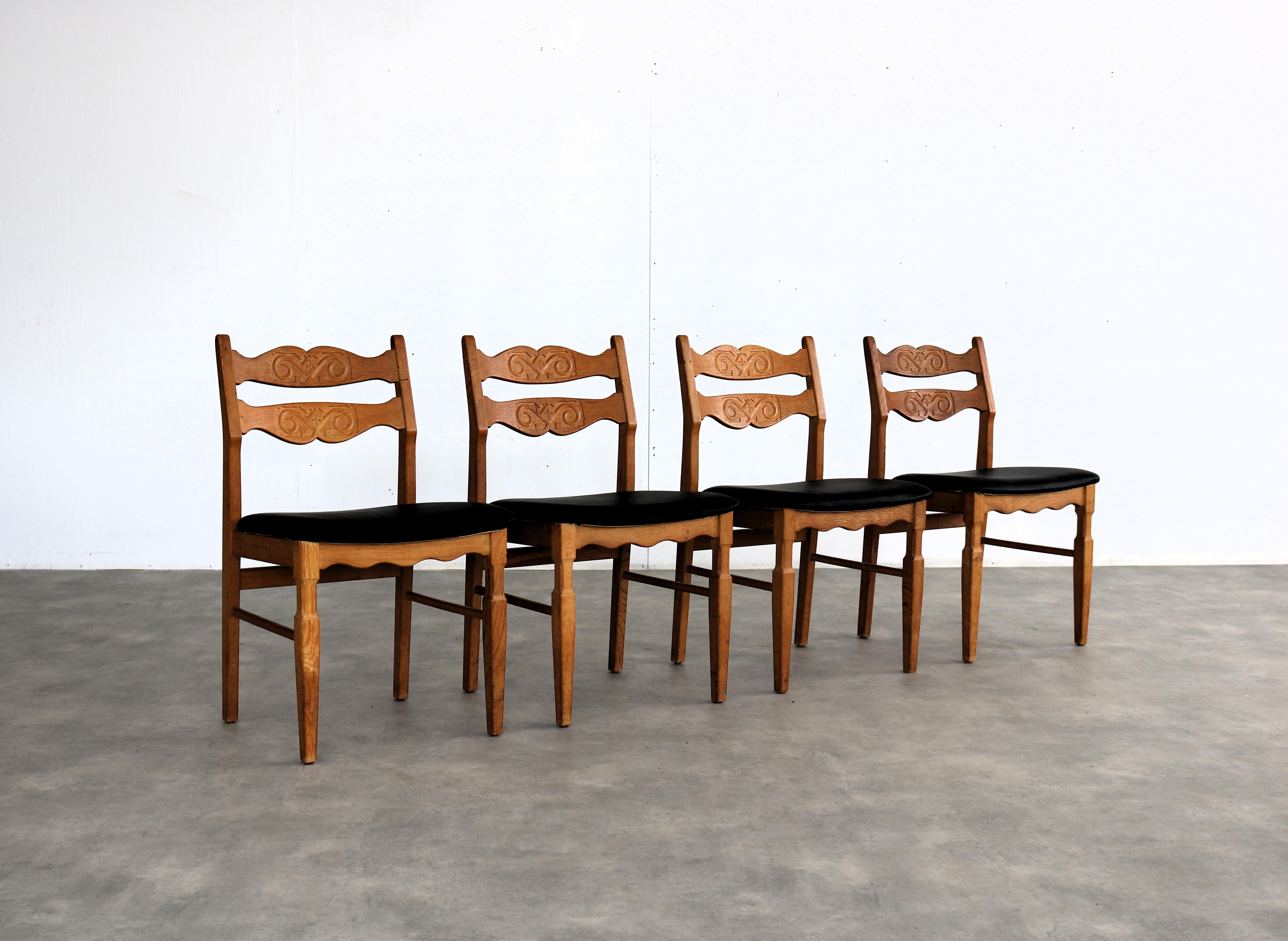 brutalist dining chairs  vintage chairs  1960s  oak

period  1960s
design  style Henning Kjaernulf  Denmark
condition  good  minor signs of use
size  82 x 50 x 50 (hxbxd)

details  oak; leather ; set of 4; 

item number  2801-5