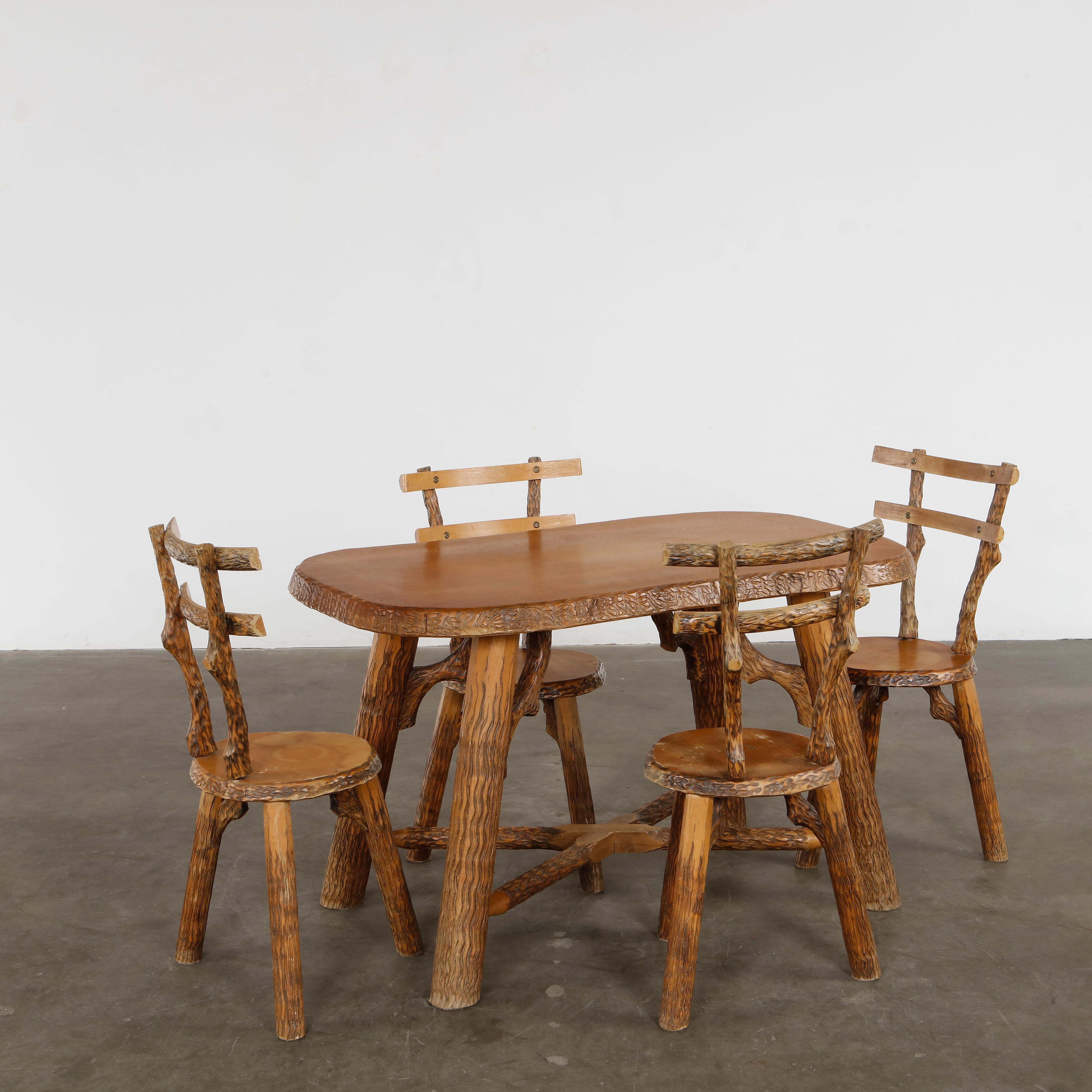 Imponente set da pranzo con tavolo in Woods e quattro sedie abbinate. Con le sue gambe scultoree e la sua presenza cruda, questo insieme esemplifica il brutalismo rustico degli anni Sessanta. Sedie : Altezza: 34 pollici. Larghezza: 13,5 pollici.