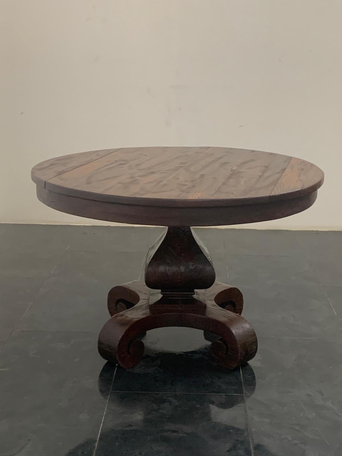 Brutalist oak table with spectacular workmanship that preserves the grain in relief, 1940s-50s. Central bowl-shaped base resting on a flattened and curved tripod. Round top of generous thickness. Overall, this table expresses elegance in its