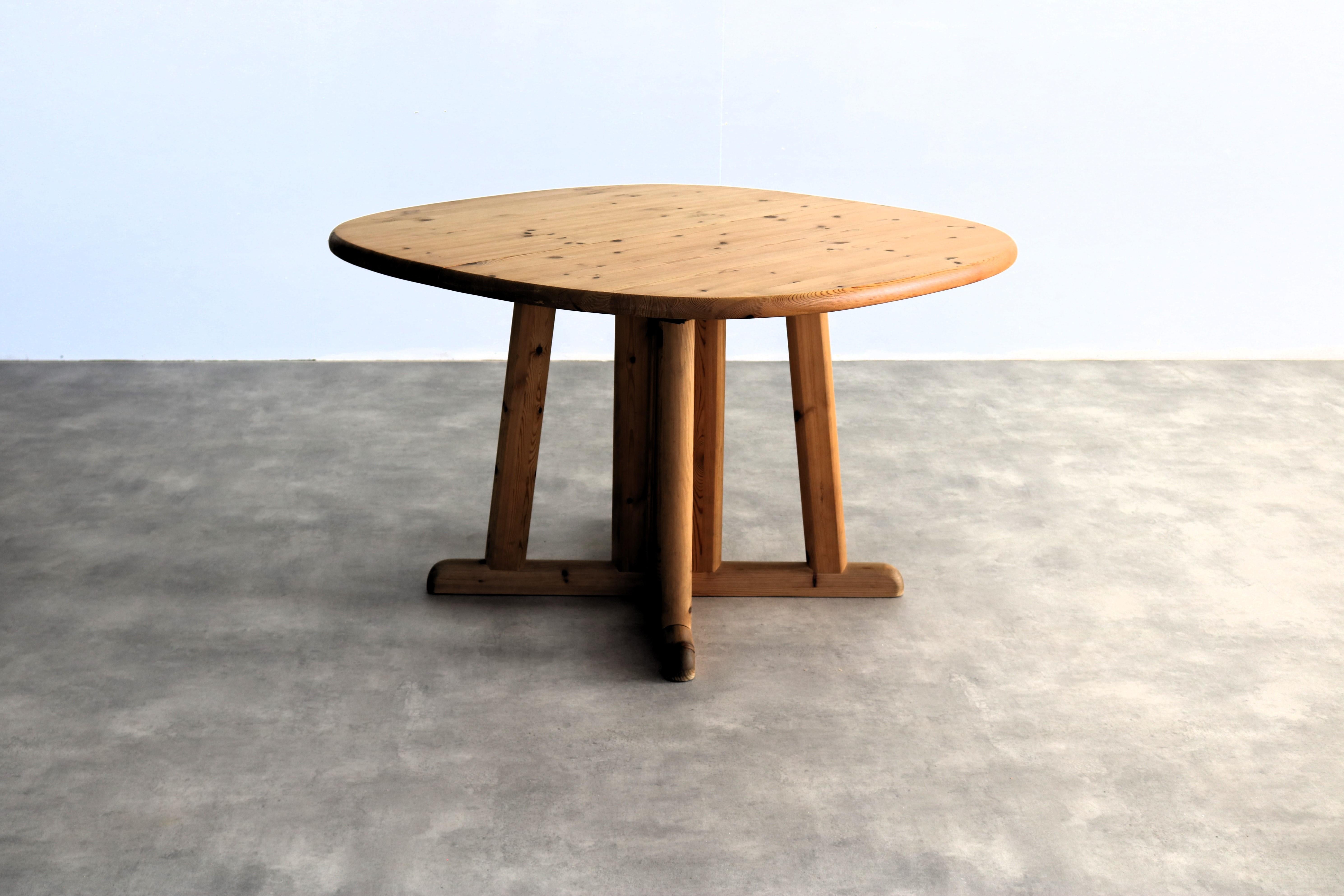  brutalist dining table  pine table  extendable  70s   In Good Condition In GRONINGEN, NL