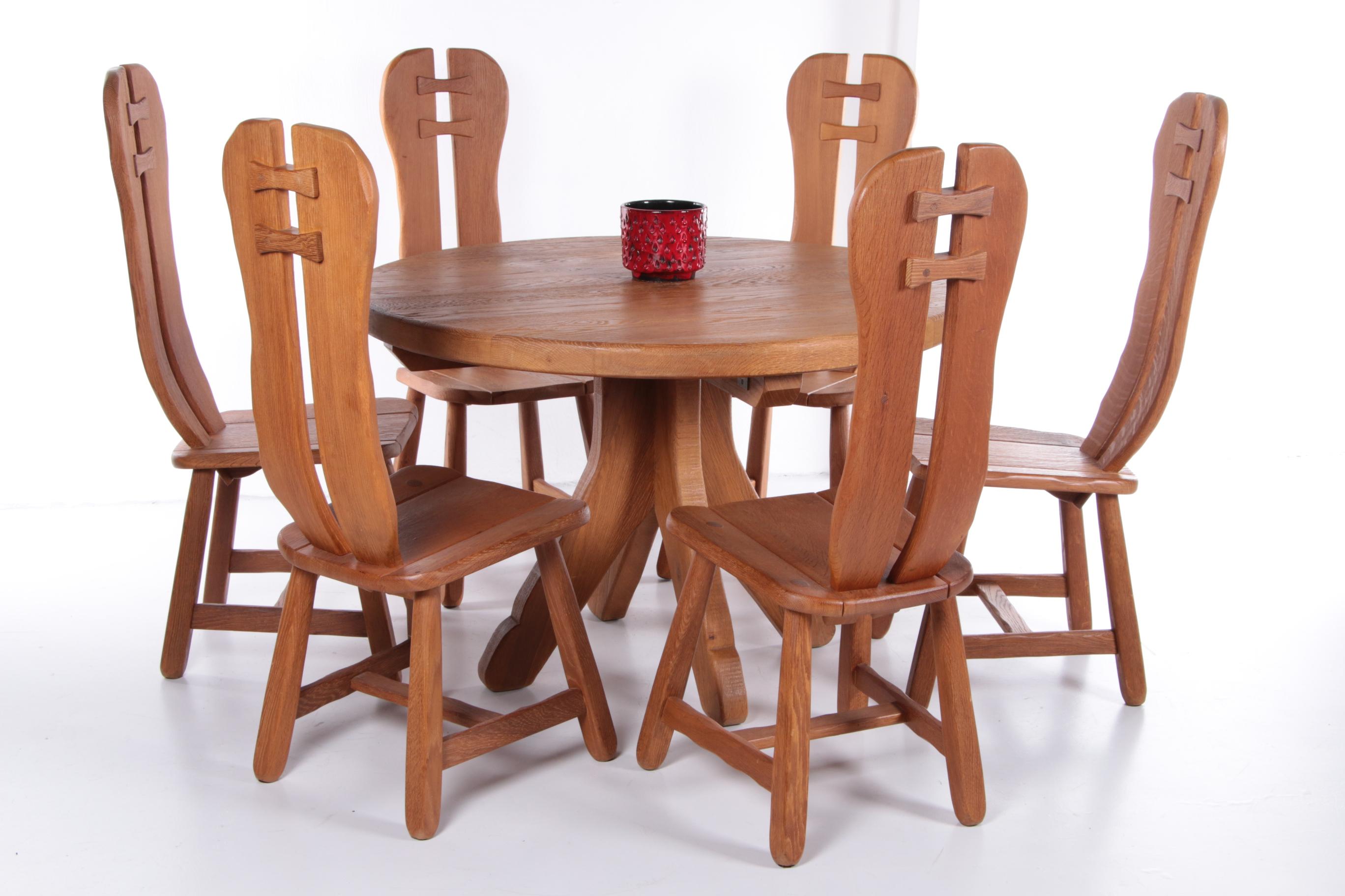 Beautiful sturdy brutalist chairs and table of Belgian make.
These chairs stand like a tree. Special design because of the high backrest. Solid oak wood.

Sit comfortably.

In good vintage condition.

Set of 6 dining room chairs made by