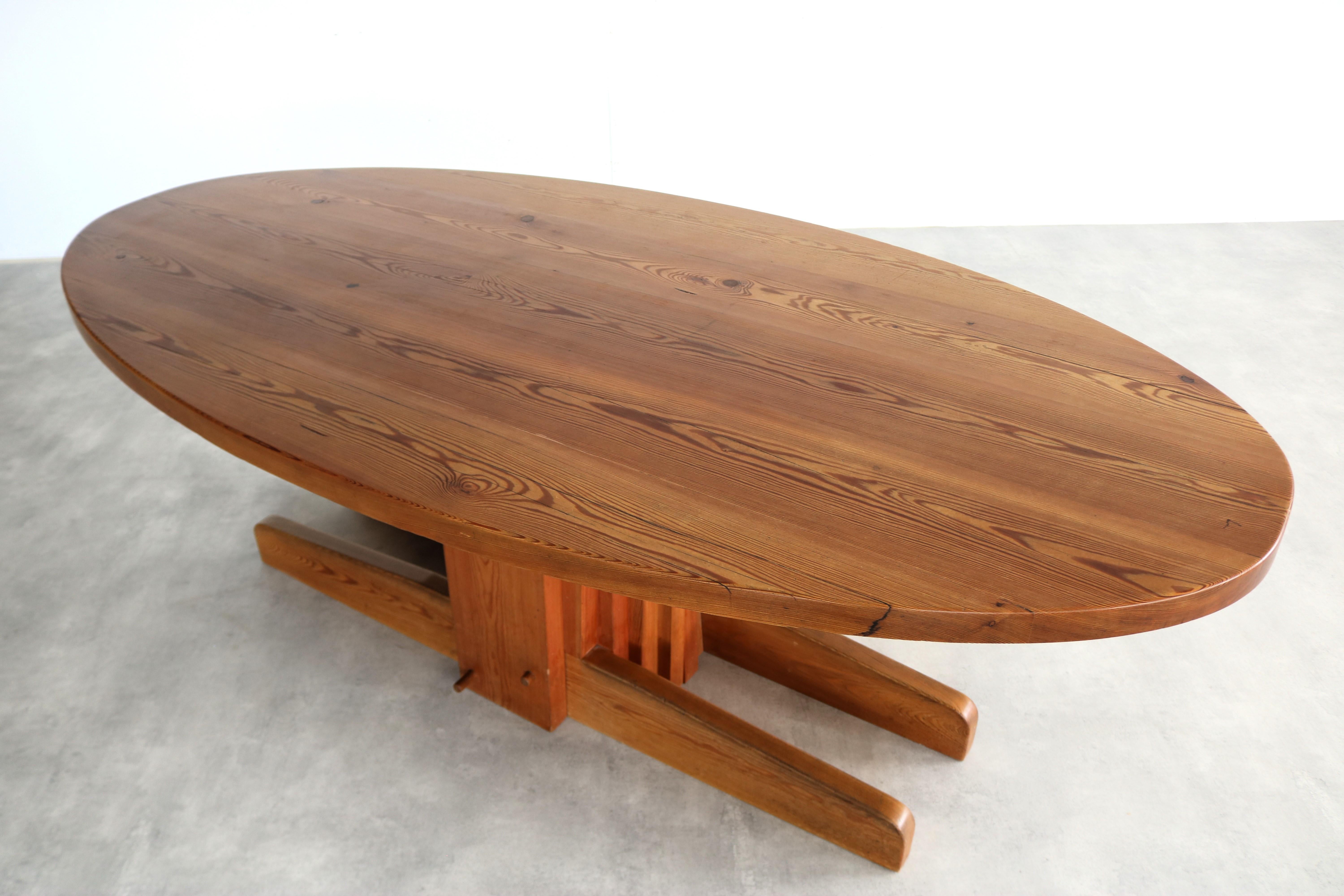 brutalist dining table  table  60s  oval In Good Condition In GRONINGEN, NL