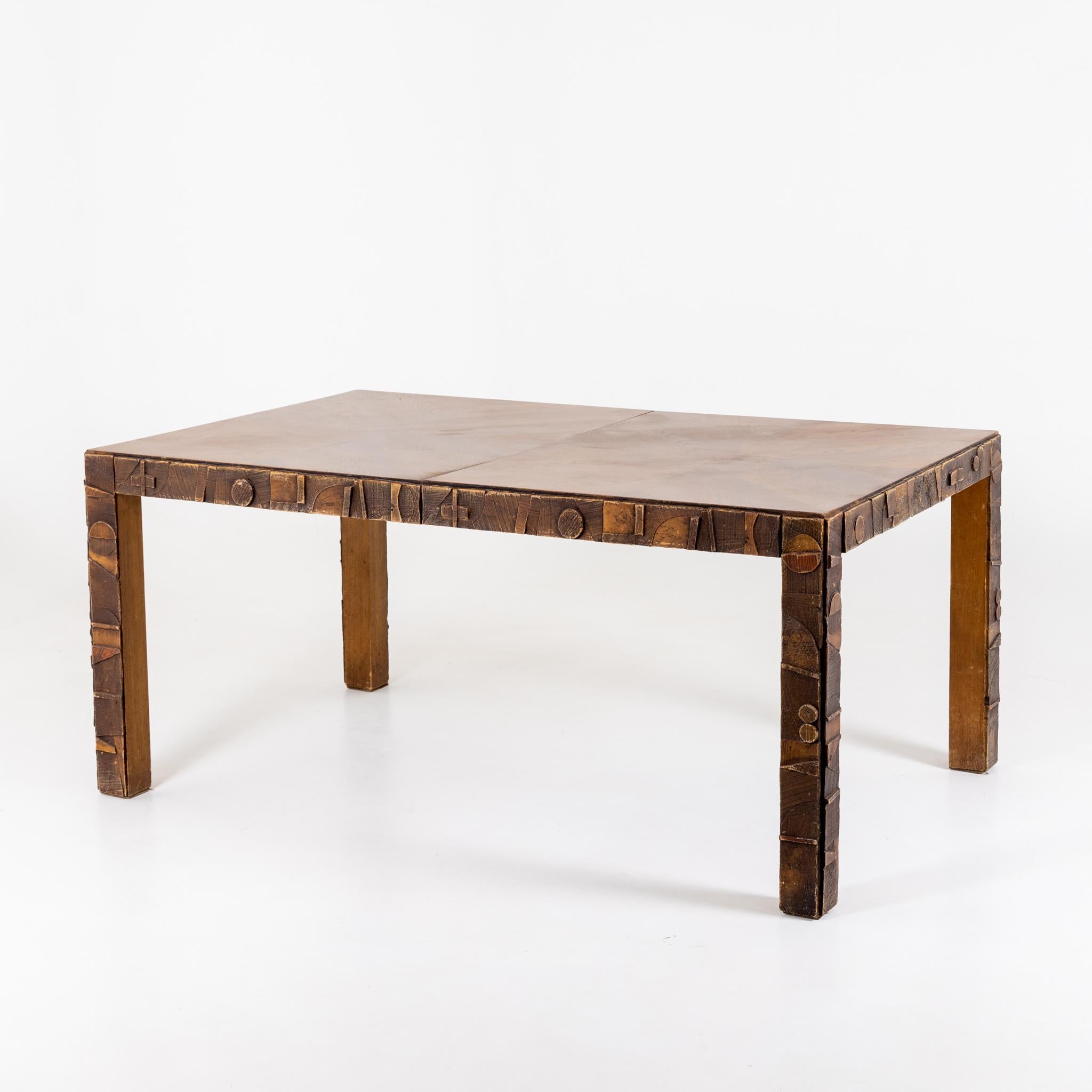Grande table de salle à manger en bois sculpté avec plateau extensible au design brutaliste. Label sur le dessous, numéroté 61901.