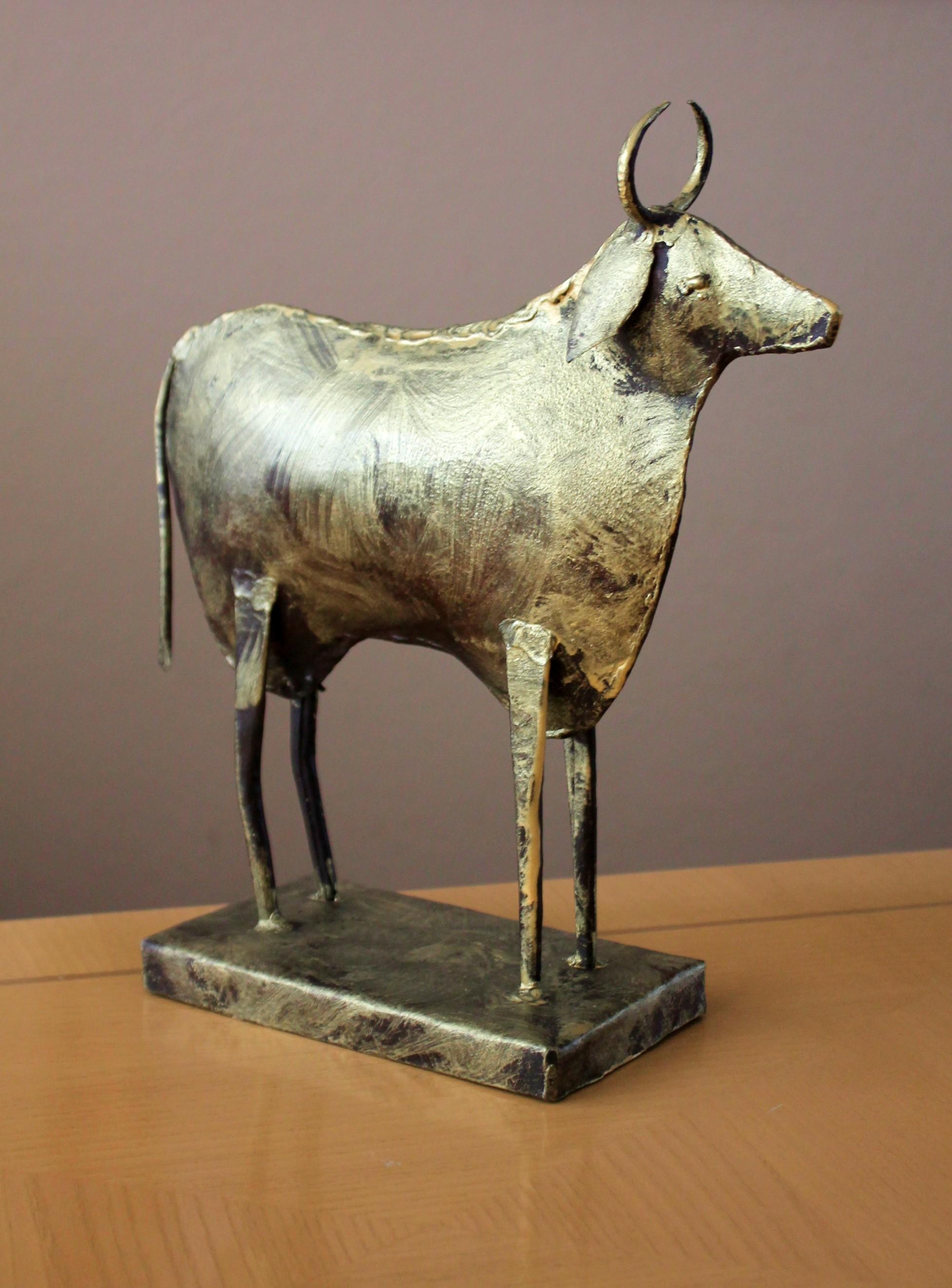 Fait main Sculpture de taureau brutaliste Yahweh, marché aux enchères polychrome doré en vente