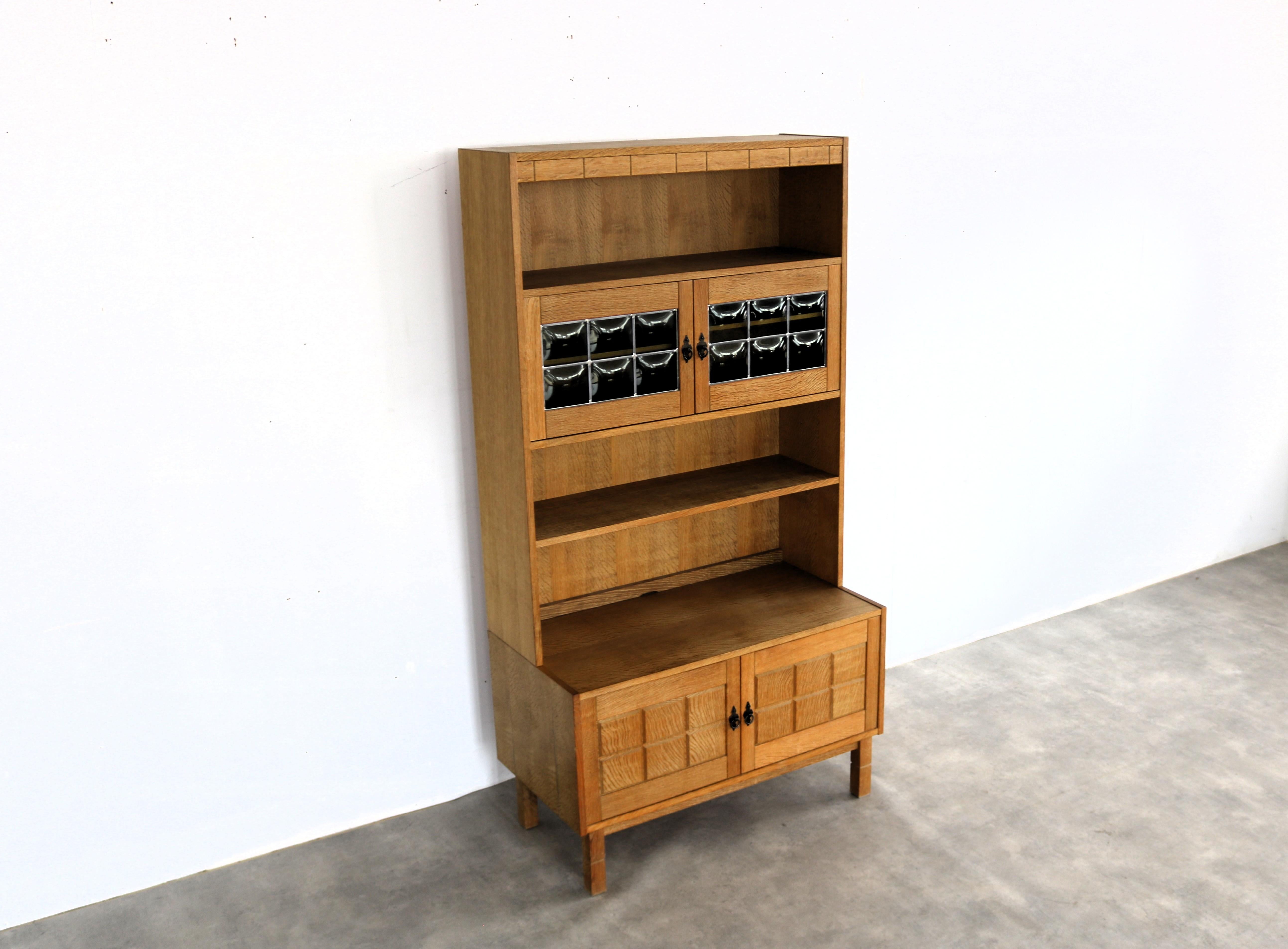vitrine brutaliste armoire murale  chêne  1960s  Danois en vente 6