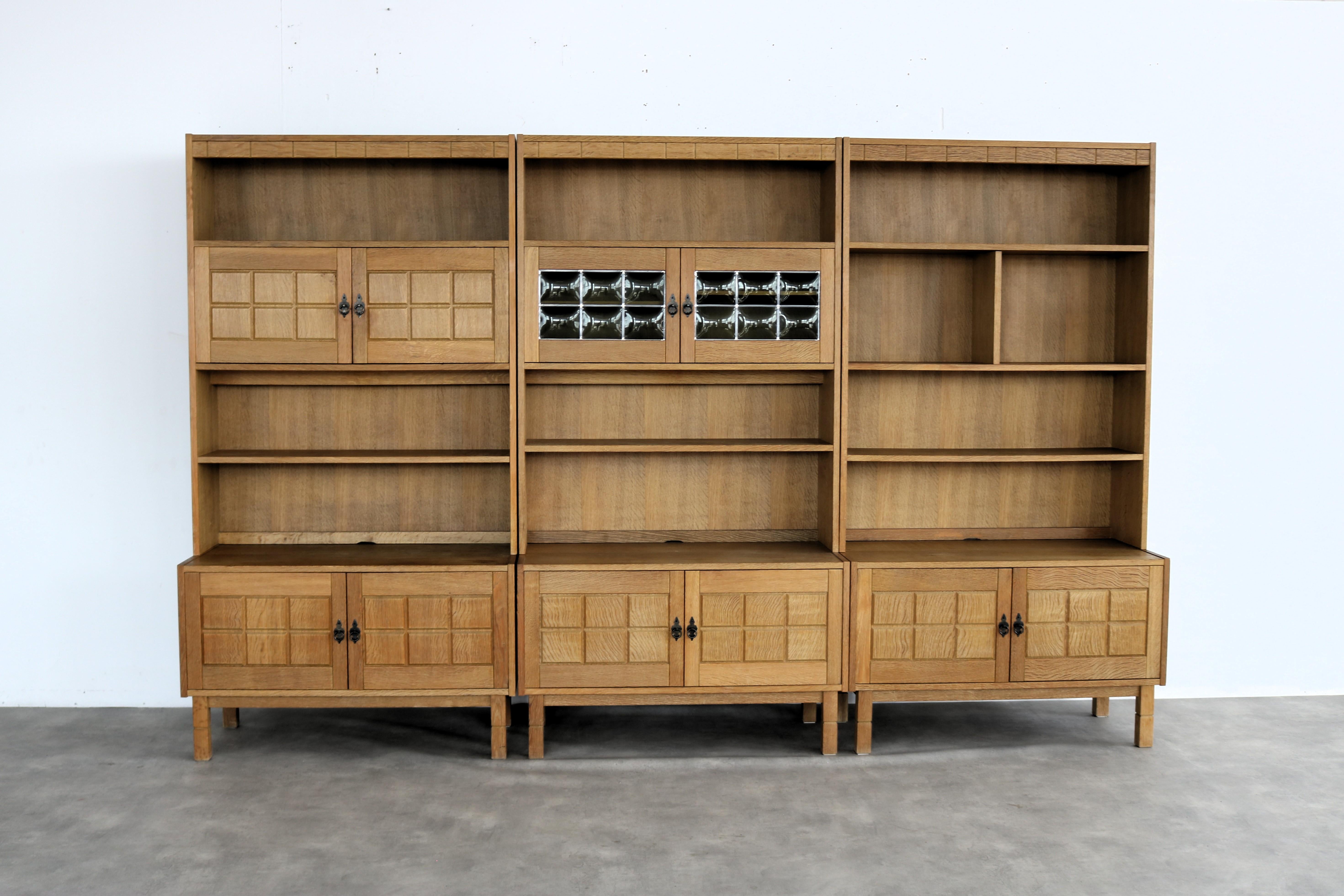 vitrine brutaliste armoire murale  chêne  1960s  Danois en vente 7