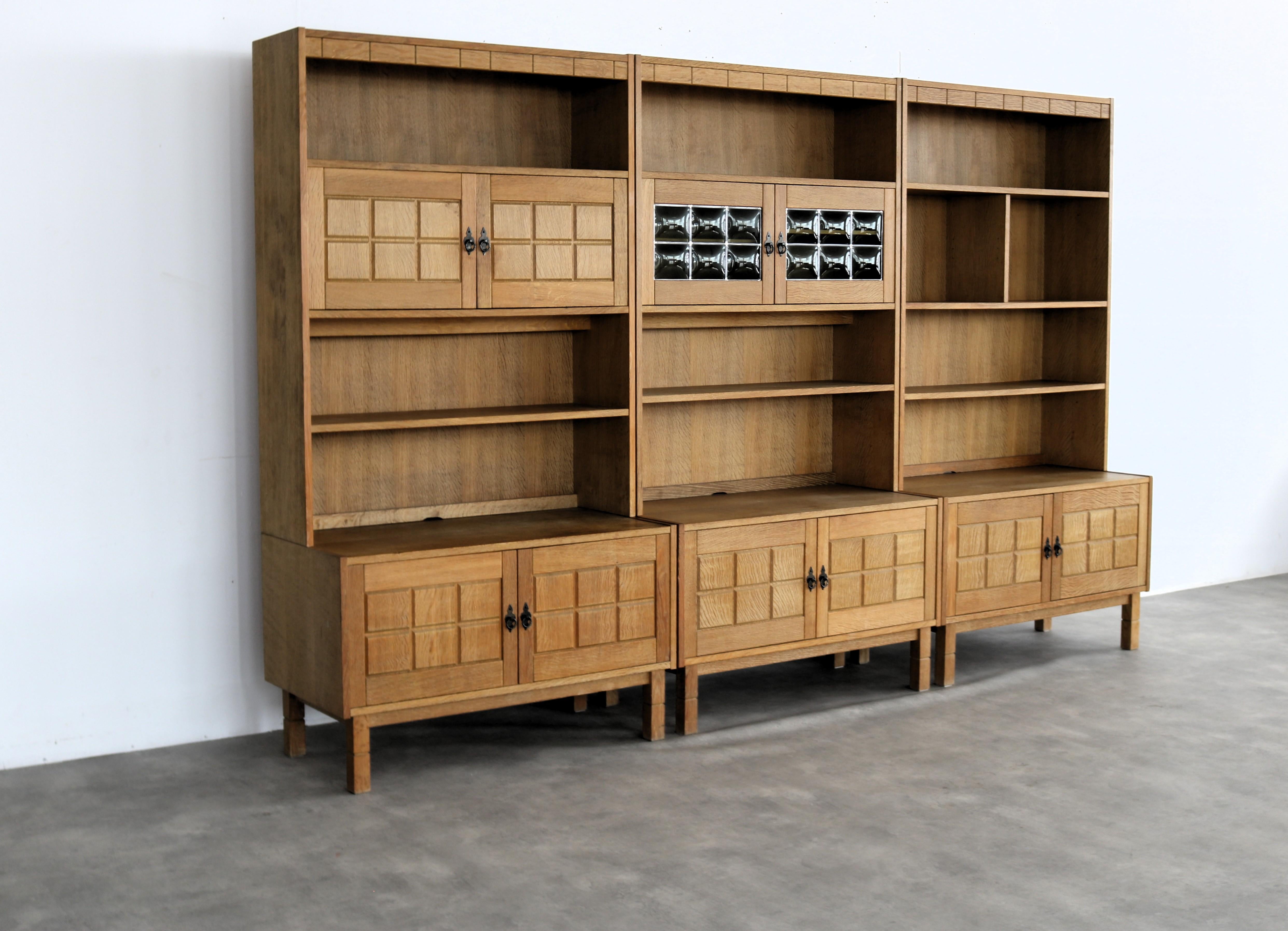 vitrine brutaliste armoire murale  chêne  1960s  Danois en vente 8