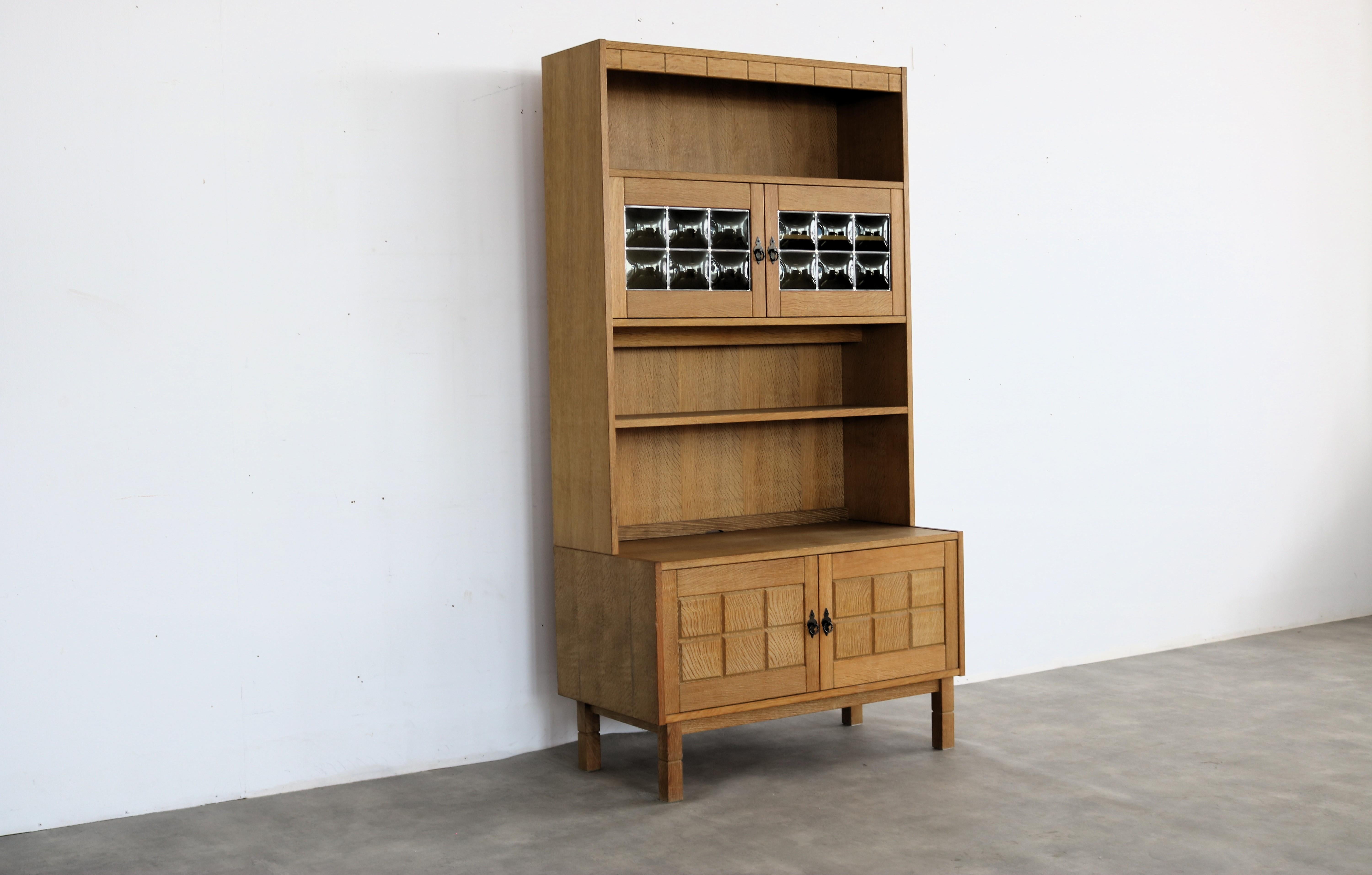 vitrine brutaliste armoire murale  chêne  1960s  Danois Bon état - En vente à Lemmer, NL