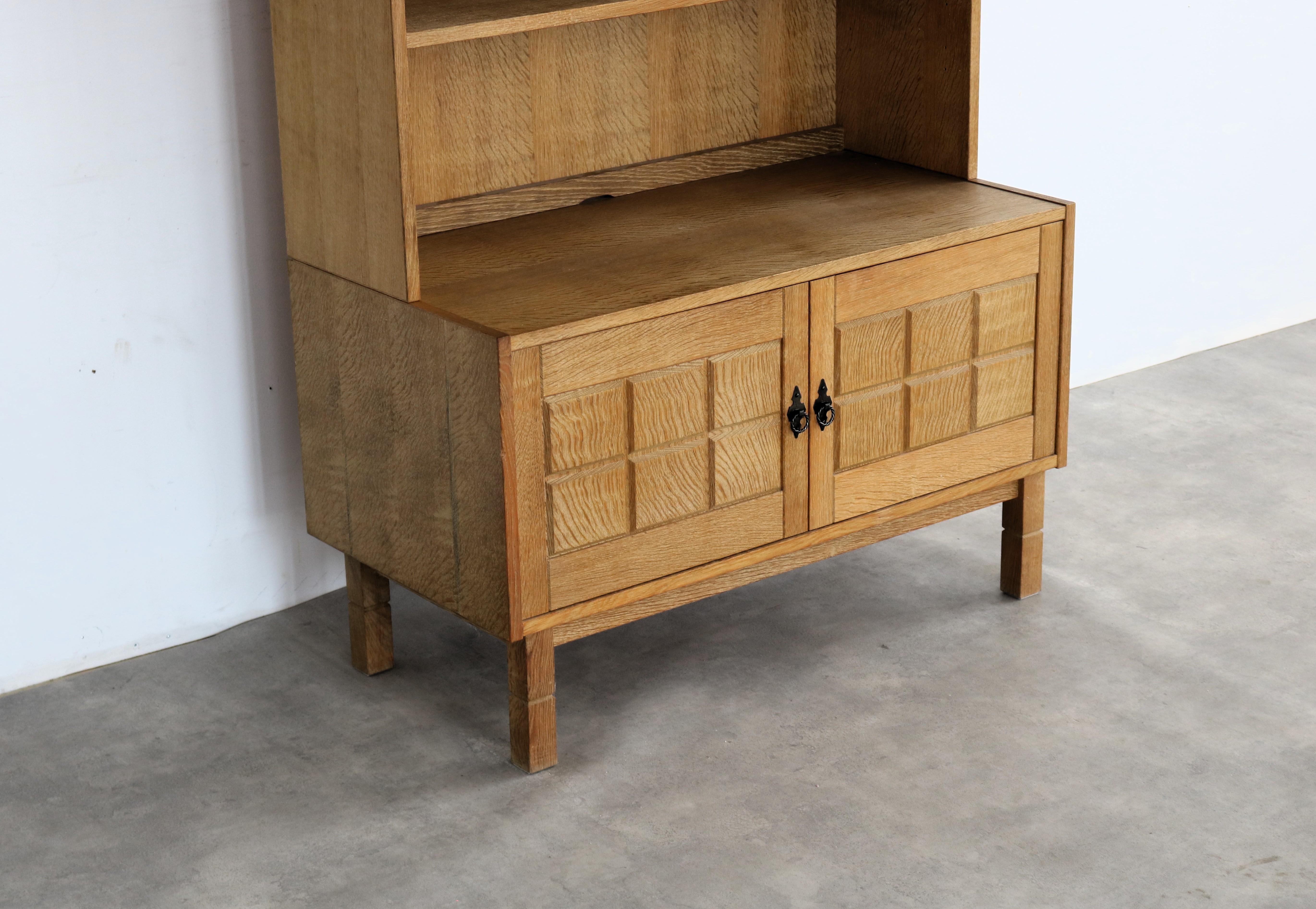 Milieu du XXe siècle vitrine brutaliste armoire murale  chêne  1960s  Danois en vente