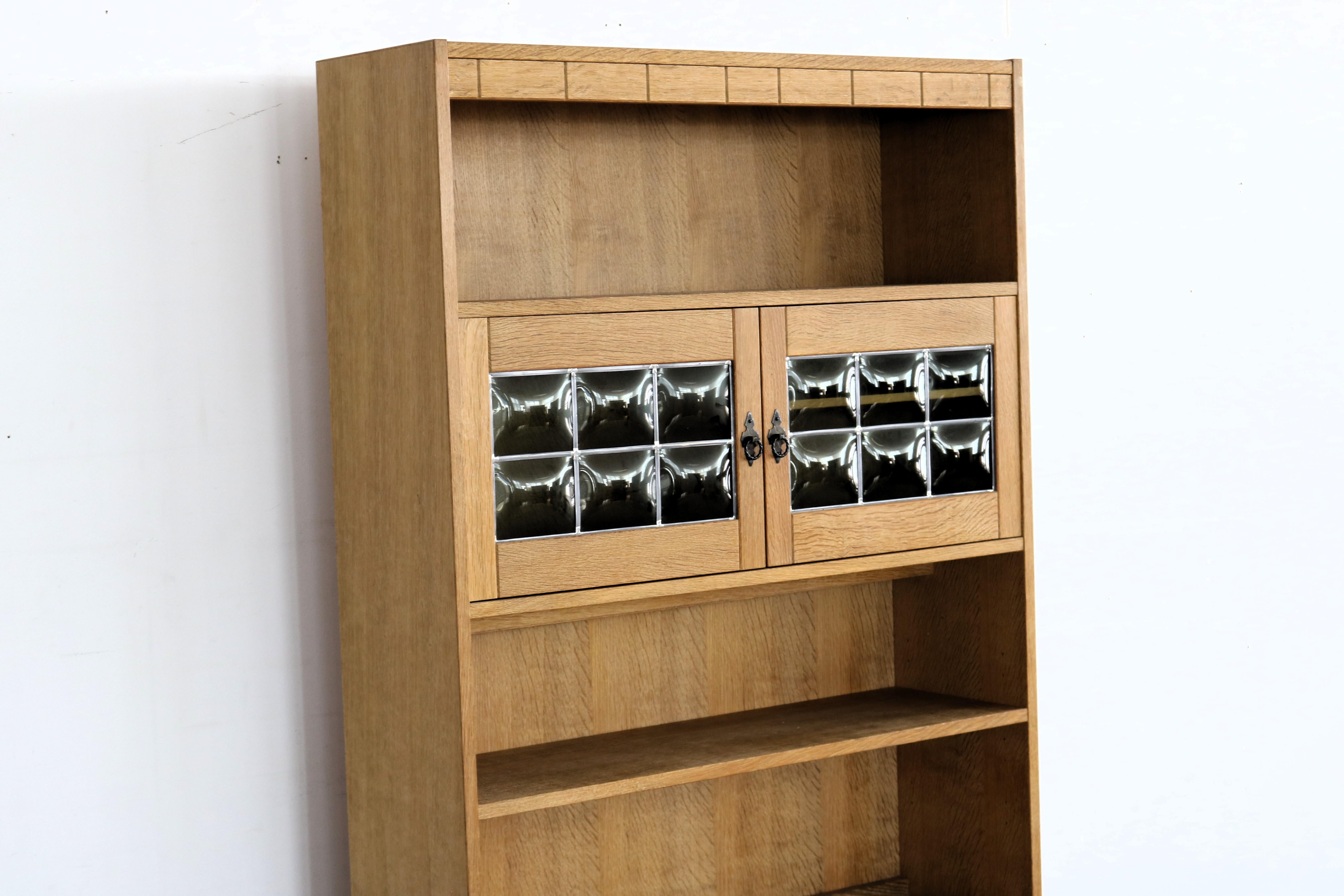Chêne vitrine brutaliste armoire murale  chêne  1960s  Danois en vente