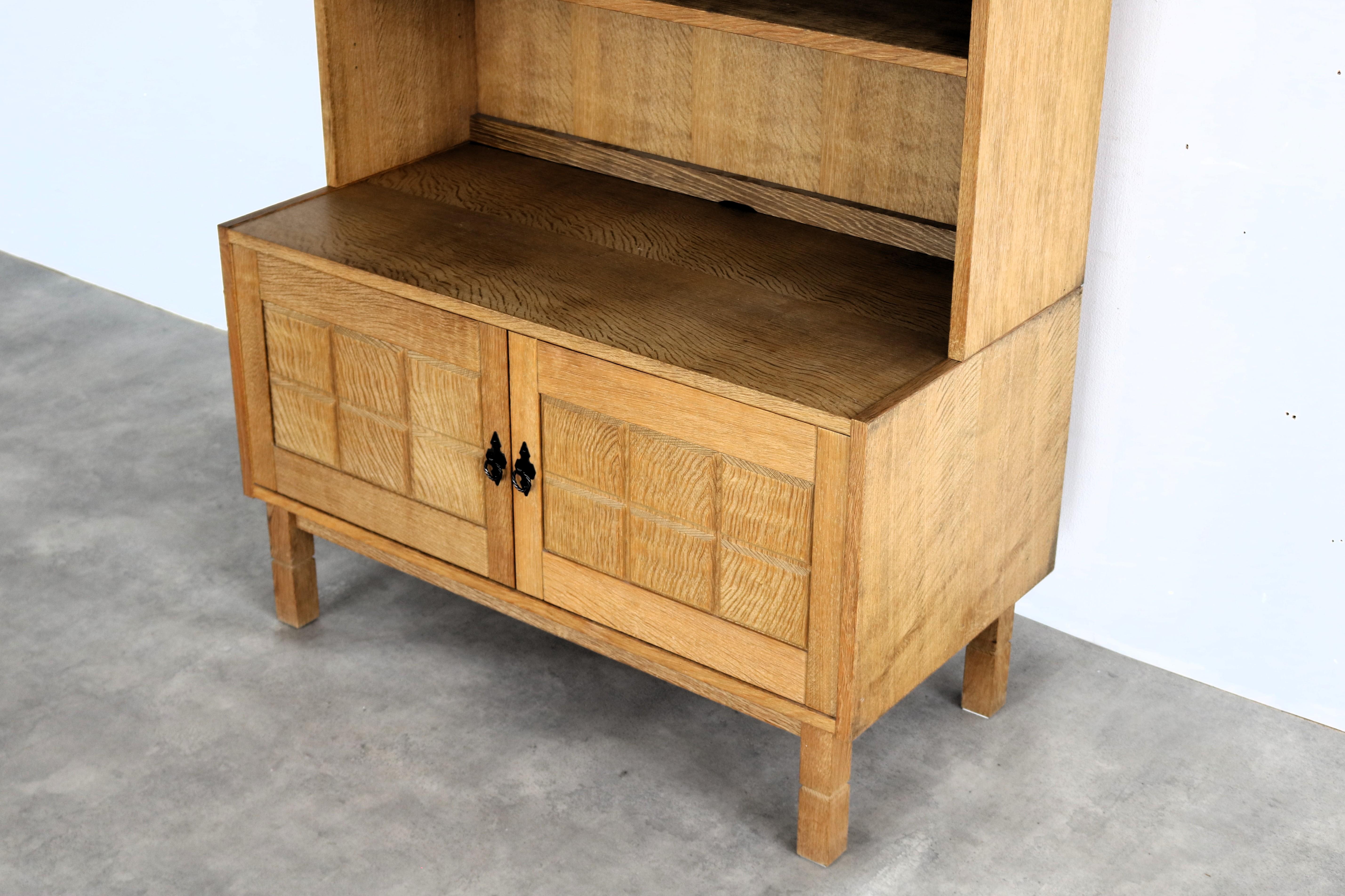 vitrine brutaliste armoire murale  chêne  1960s  Danois en vente 1