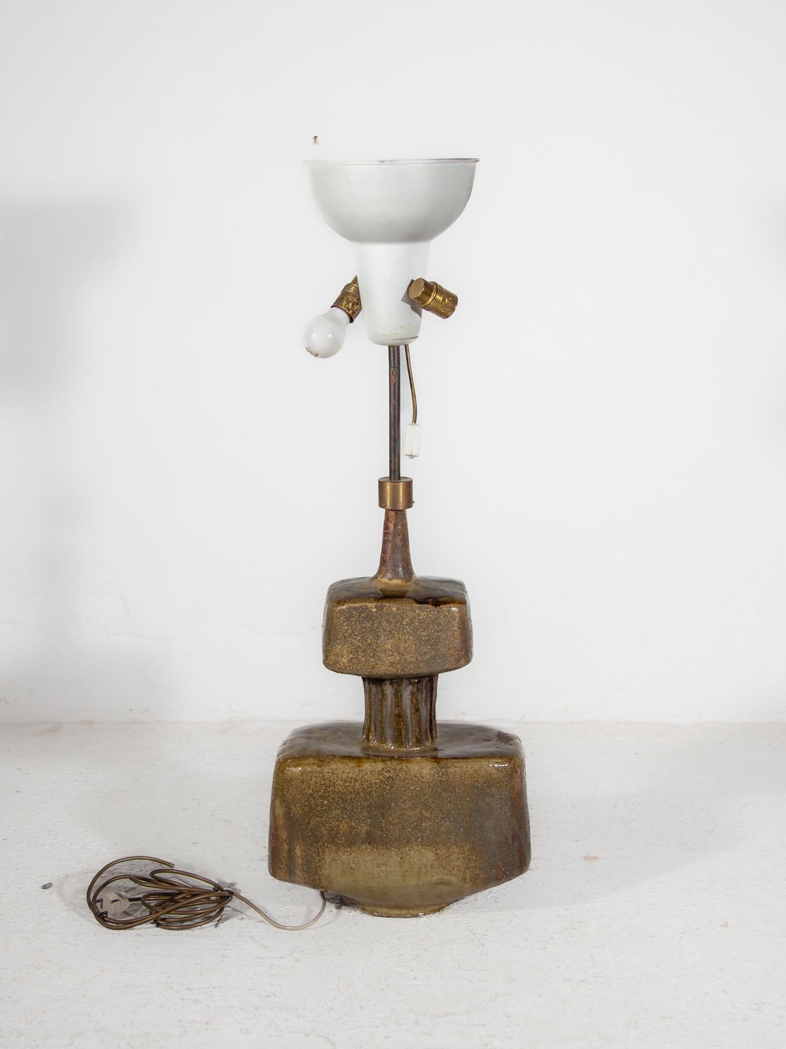 Lampadaire brutaliste en céramique fabriqué à la main avec un abat-jour original émaillé en terre et vert olive.
Un bel objet léger, une sculpture abstraite en céramique, un must pour votre intérieur.