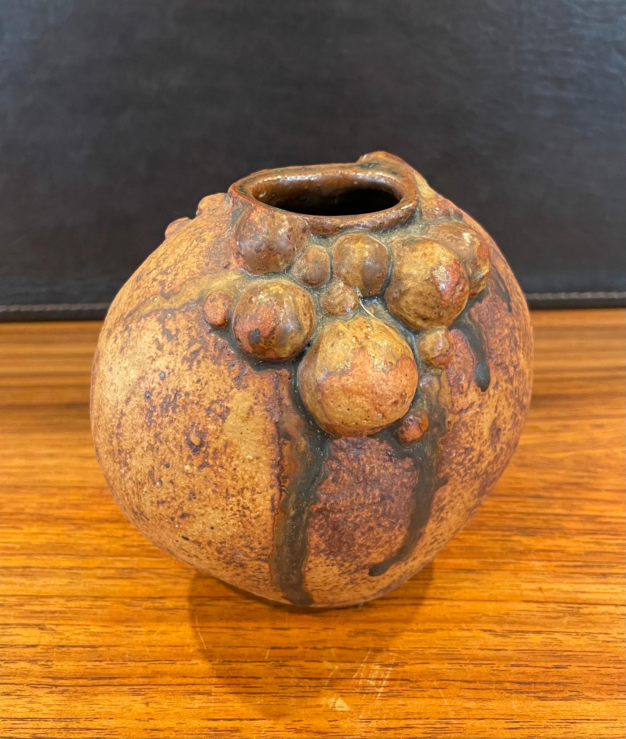 Un très beau vase en poterie de faïence brutaliste de Bernard Rooke, vers les années 1970. La pièce est en très bon état, sans éclats, fissures ou craquelures et mesure 5.5