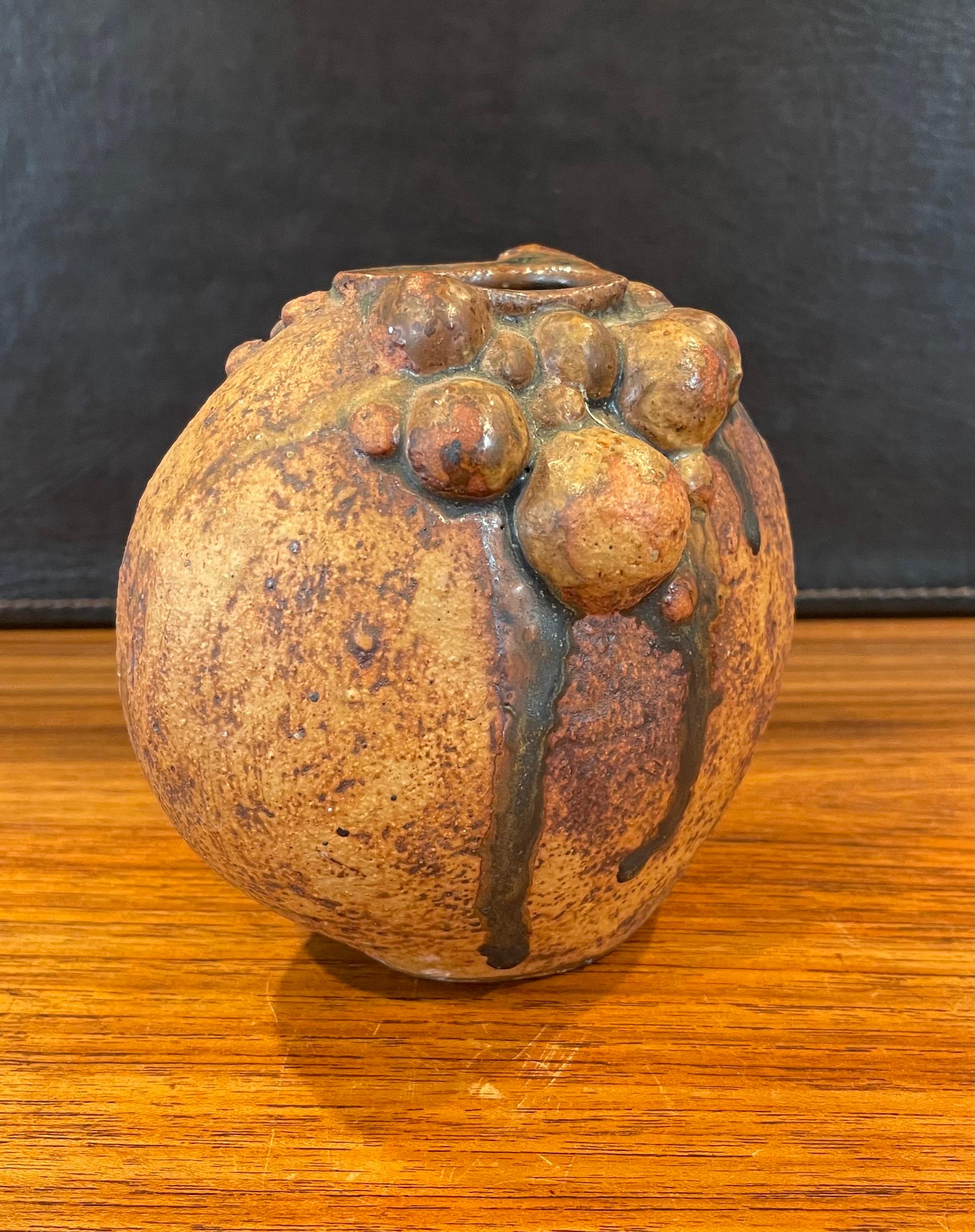 Mid-Century Modern Vase en poterie de faïence brutaliste de Bernard Rooke en vente