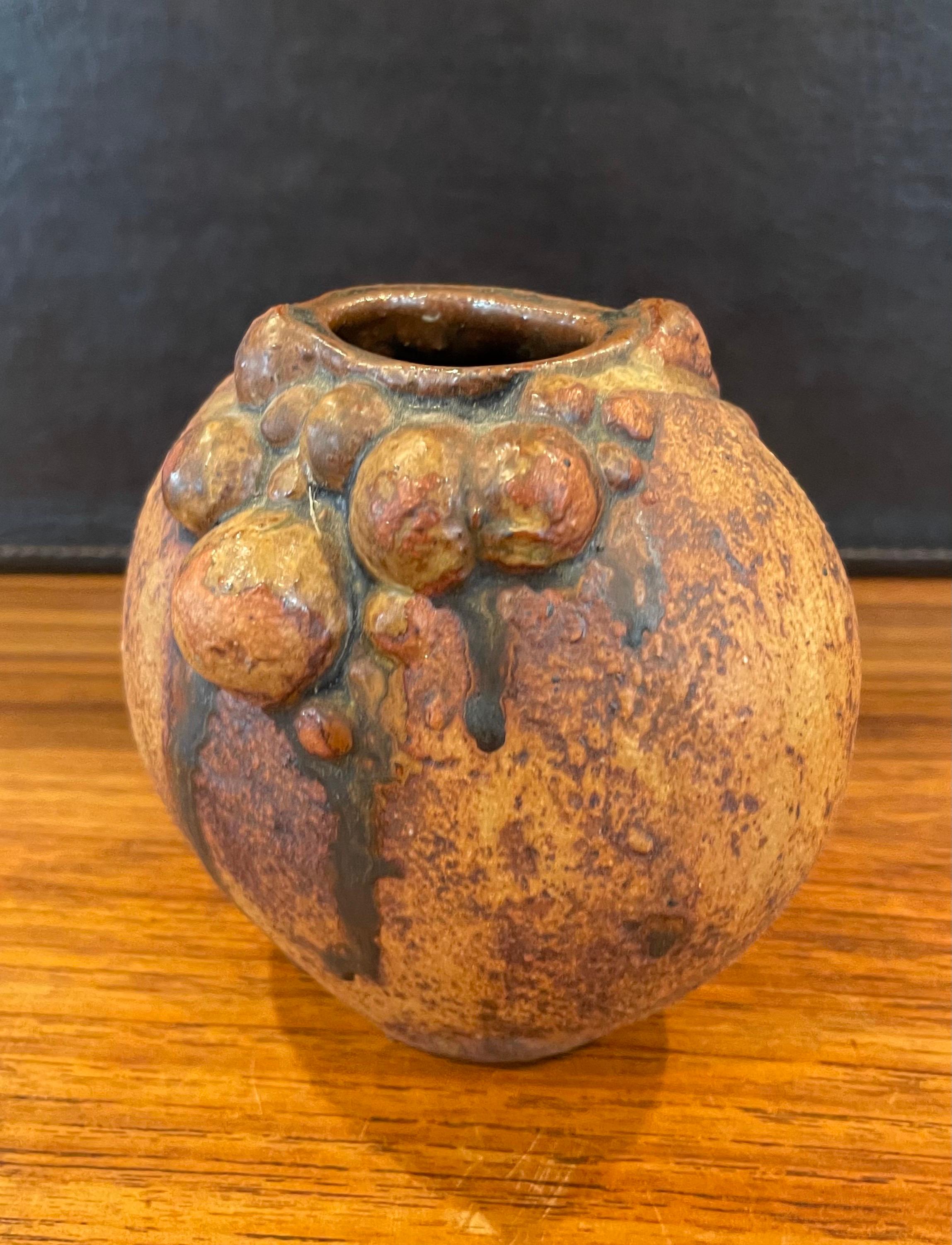 Américain Vase en poterie de faïence brutaliste de Bernard Rooke en vente