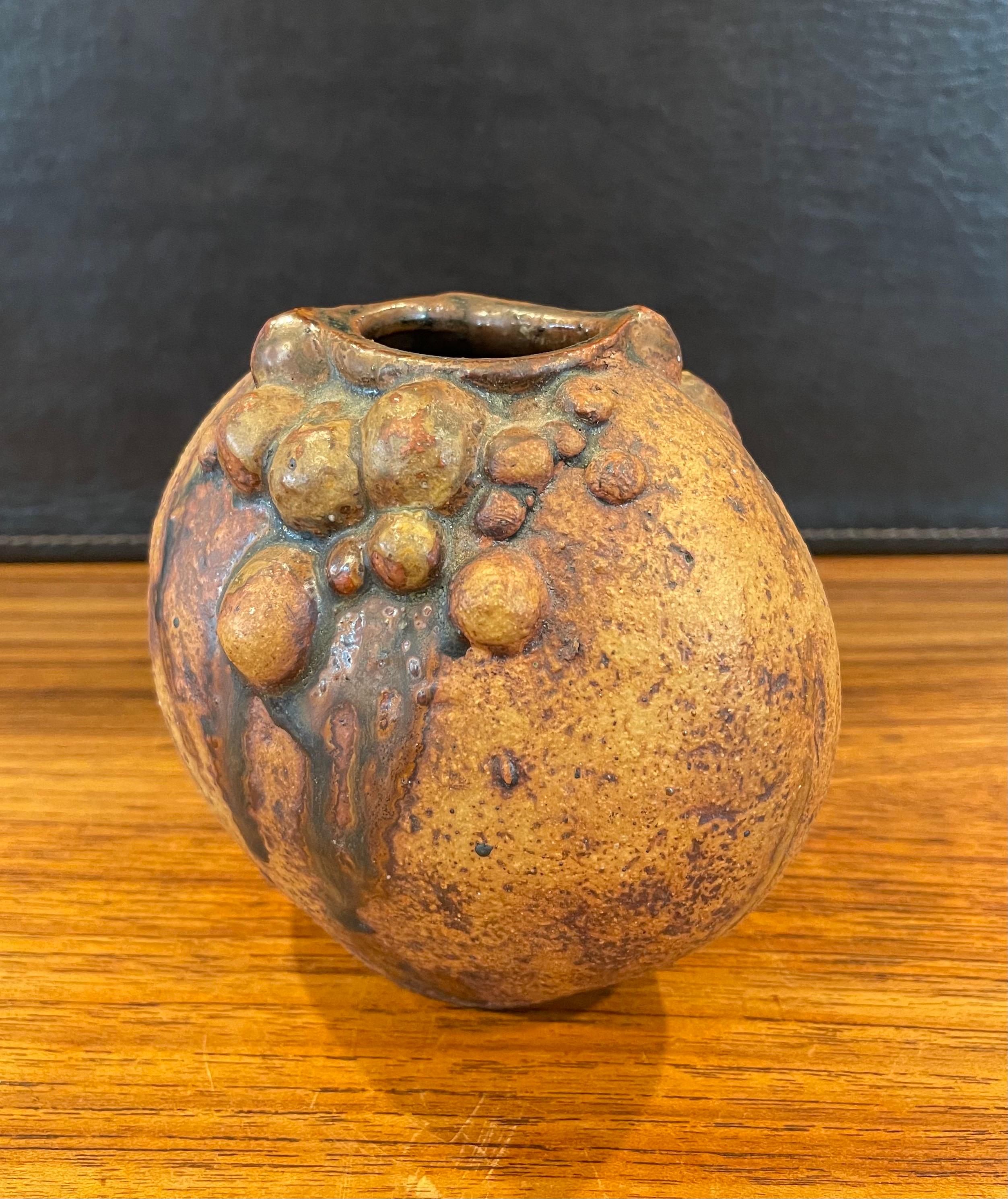 Fait main Vase en poterie de faïence brutaliste de Bernard Rooke en vente