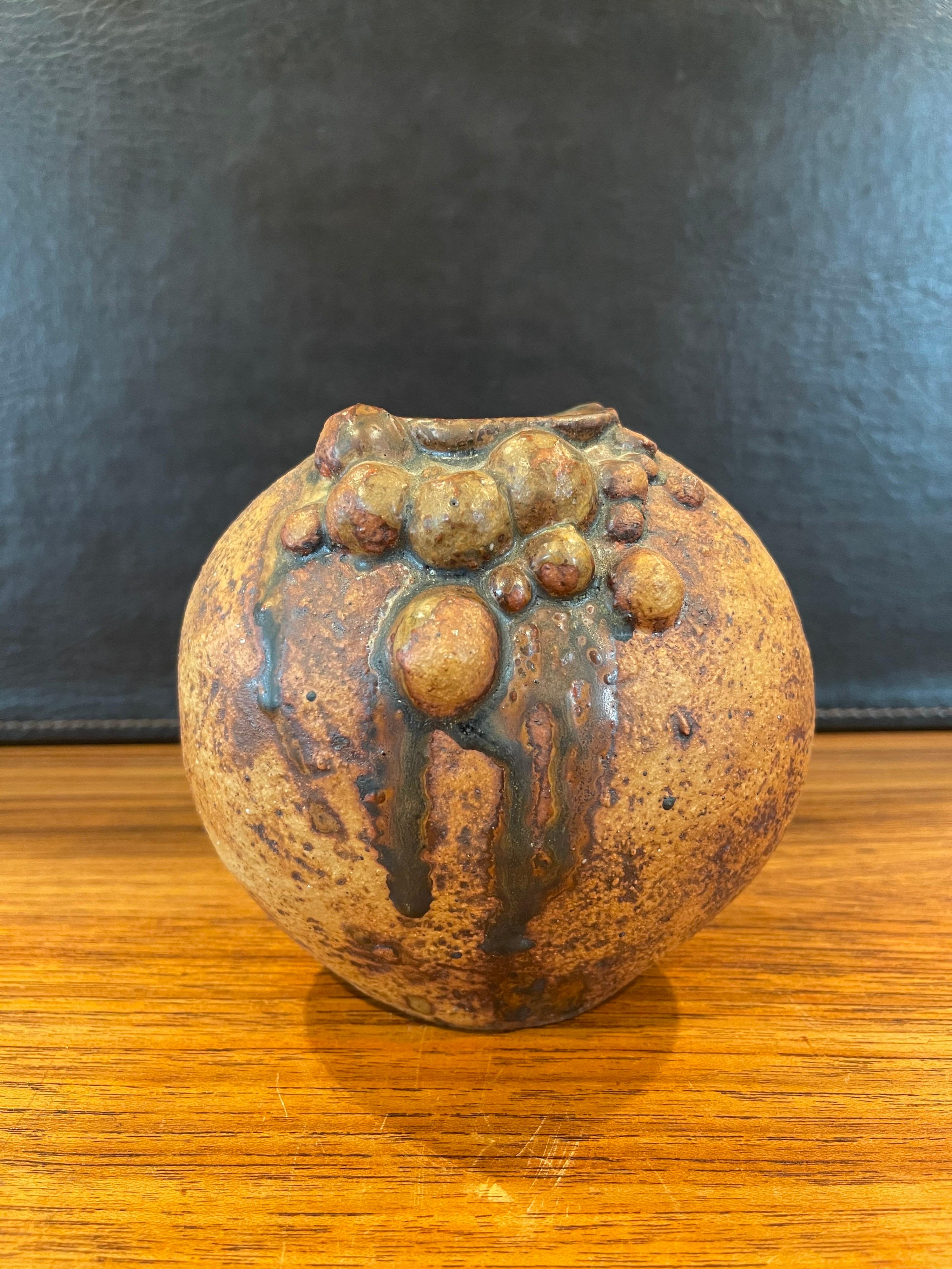 Vase en poterie de faïence brutaliste de Bernard Rooke Bon état - En vente à San Diego, CA