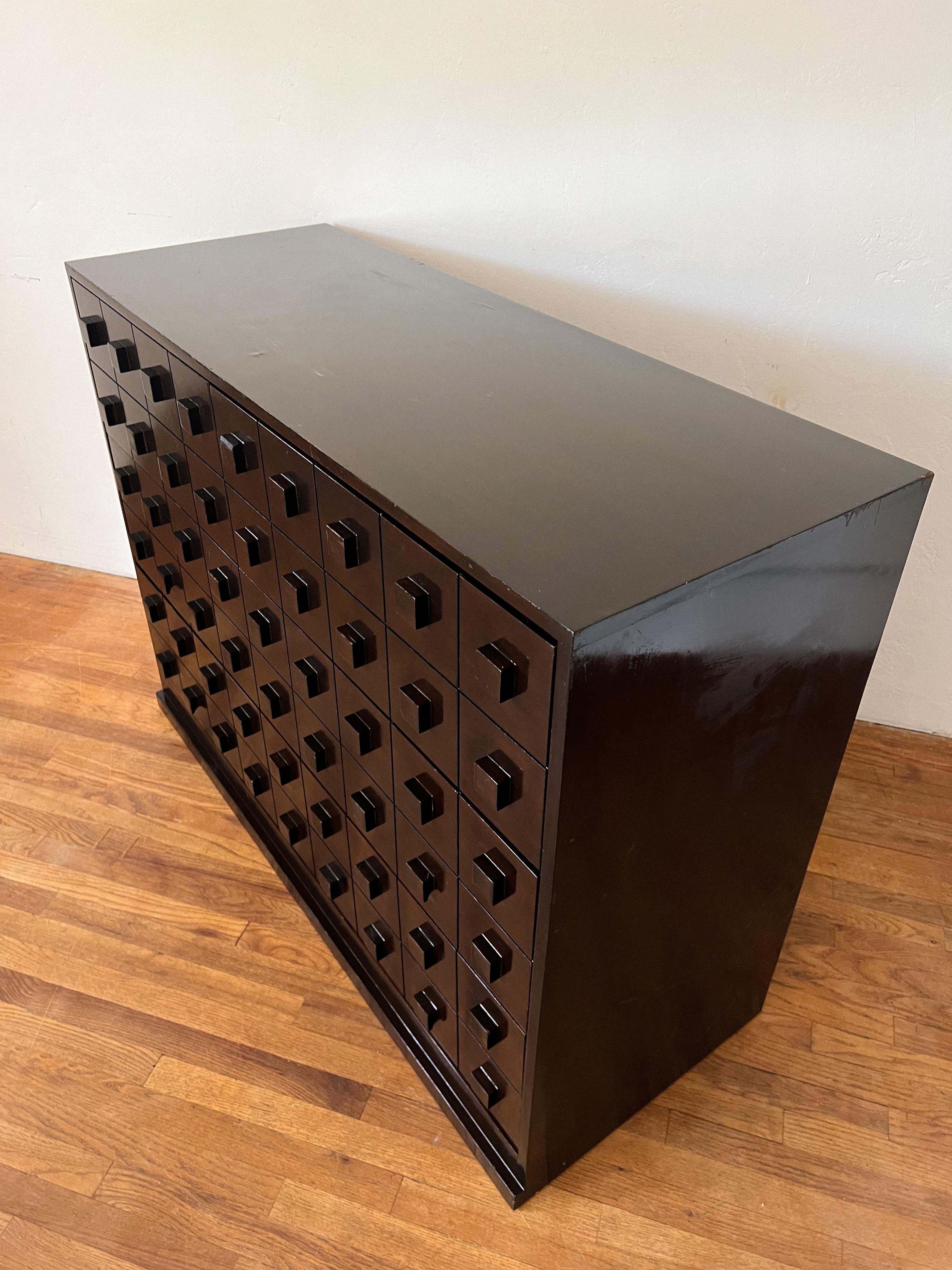 Brutalistische Kommode aus Ebonit (Holz) im Angebot