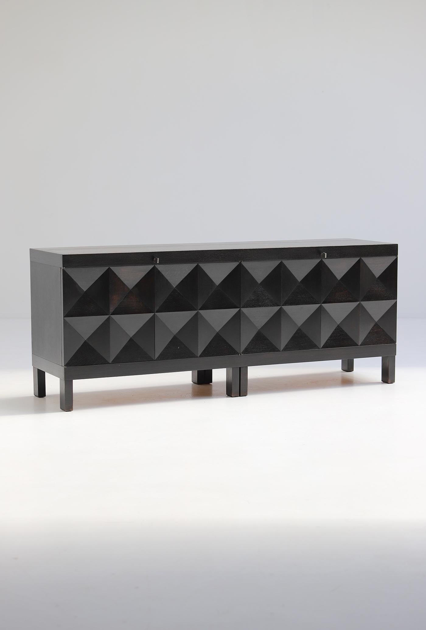 Ce buffet exquis, fabriqué en chêne teinté, a été conçu par Jean Batenburg en 1969 pour MI, Belgique. Produites pendant quelques années seulement, ces pièces sont aujourd'hui très recherchées en Belgique. Réputés pour leur savoir-faire, les buffets,