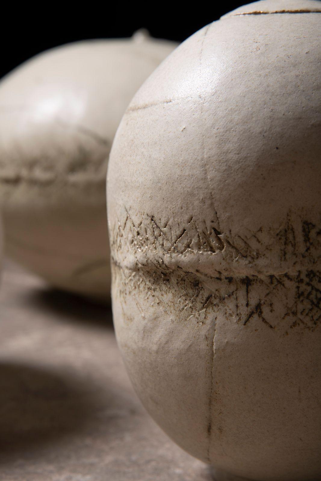 L'Elegance Brutaliste : 5 formes sculpturales en céramique du milieu du siècle par Evelyn E. Anderson en vente 10