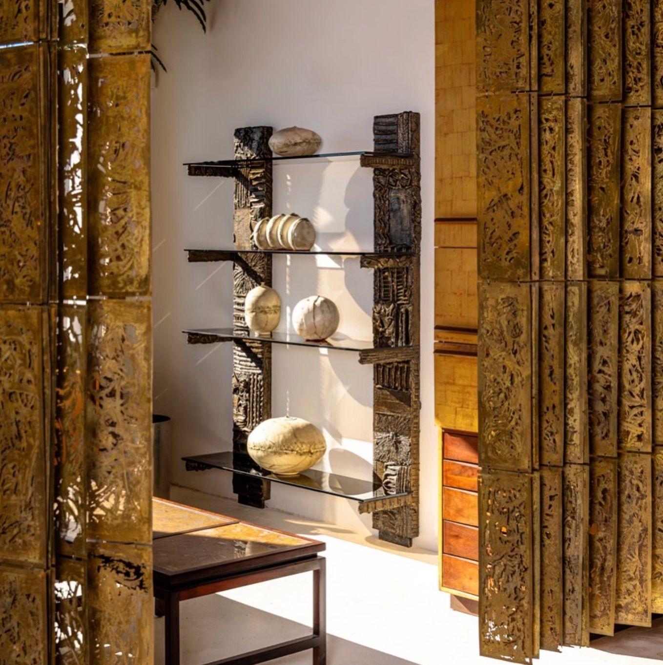 Une rare collection de cinq formes céramiques sculpturales uniques de l'artiste texane Evelyn E. Anderson.
Chaque pièce est signée à la main avec le poinçon d'Anderson et porte un numéro de série unique.
La plus grande forme mesure 11