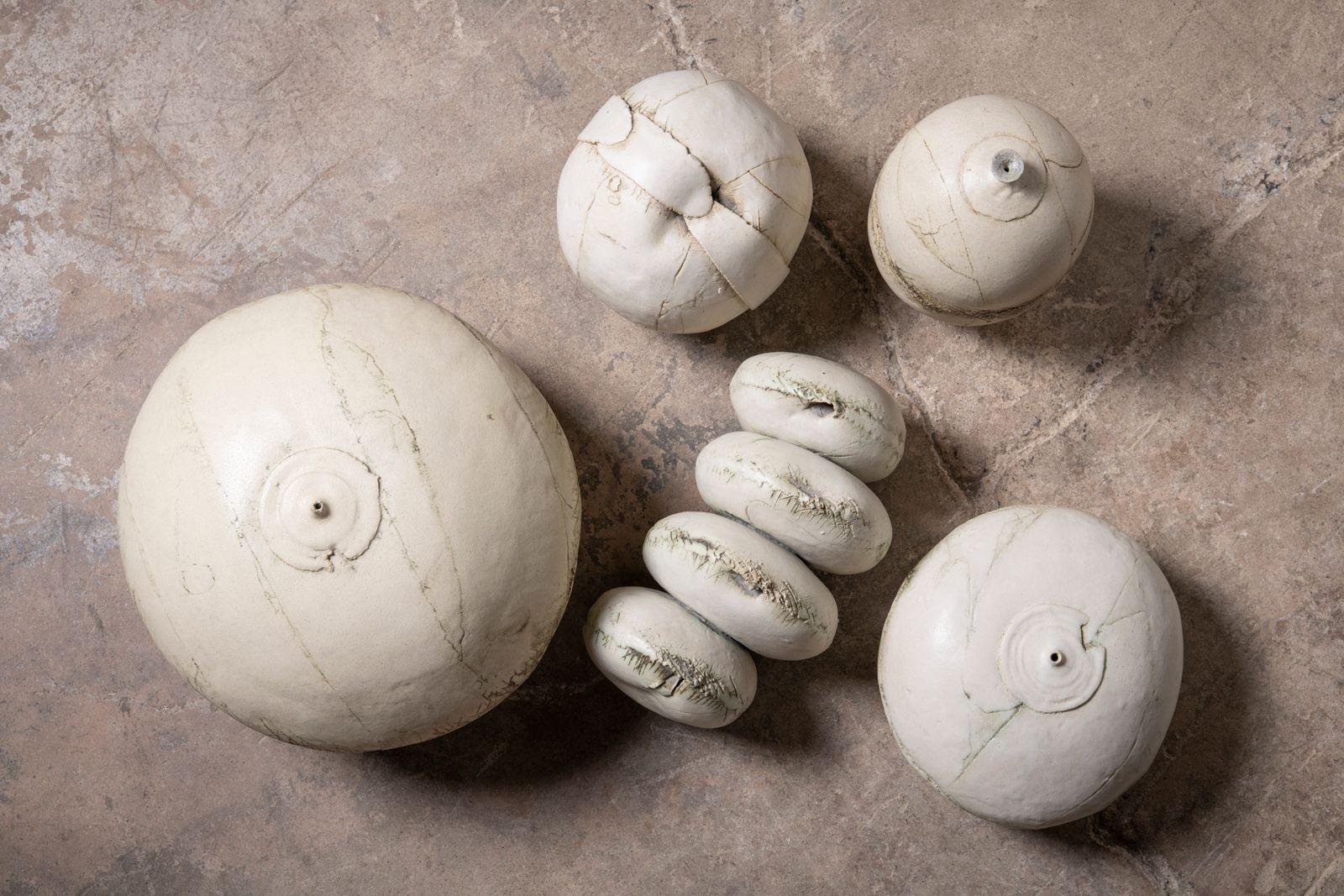 Américain L'Elegance Brutaliste : 5 formes sculpturales en céramique du milieu du siècle par Evelyn E. Anderson en vente