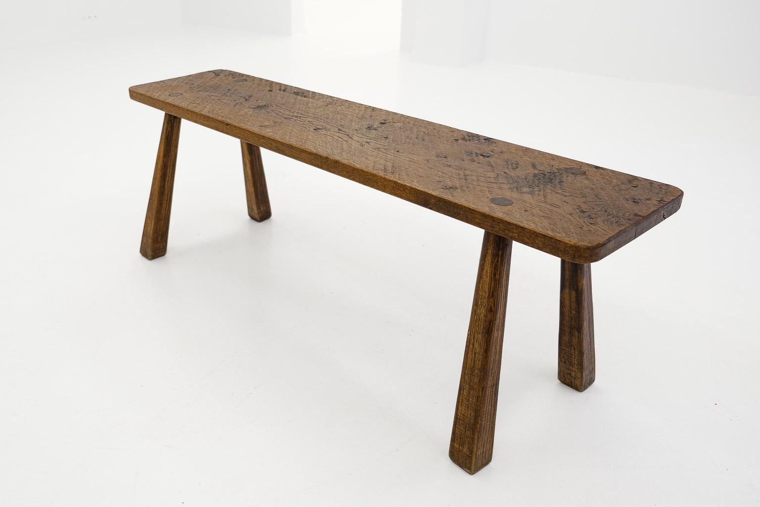 che oggetto utile e bello: un'antica panca da fattoria francese. rustica, minimalista, ma con un tocco di design (guarda le eleganti gambe). rovere massiccio con una bella patina, compresi i disegni delle bottiglie (probabilmente di un buon vino