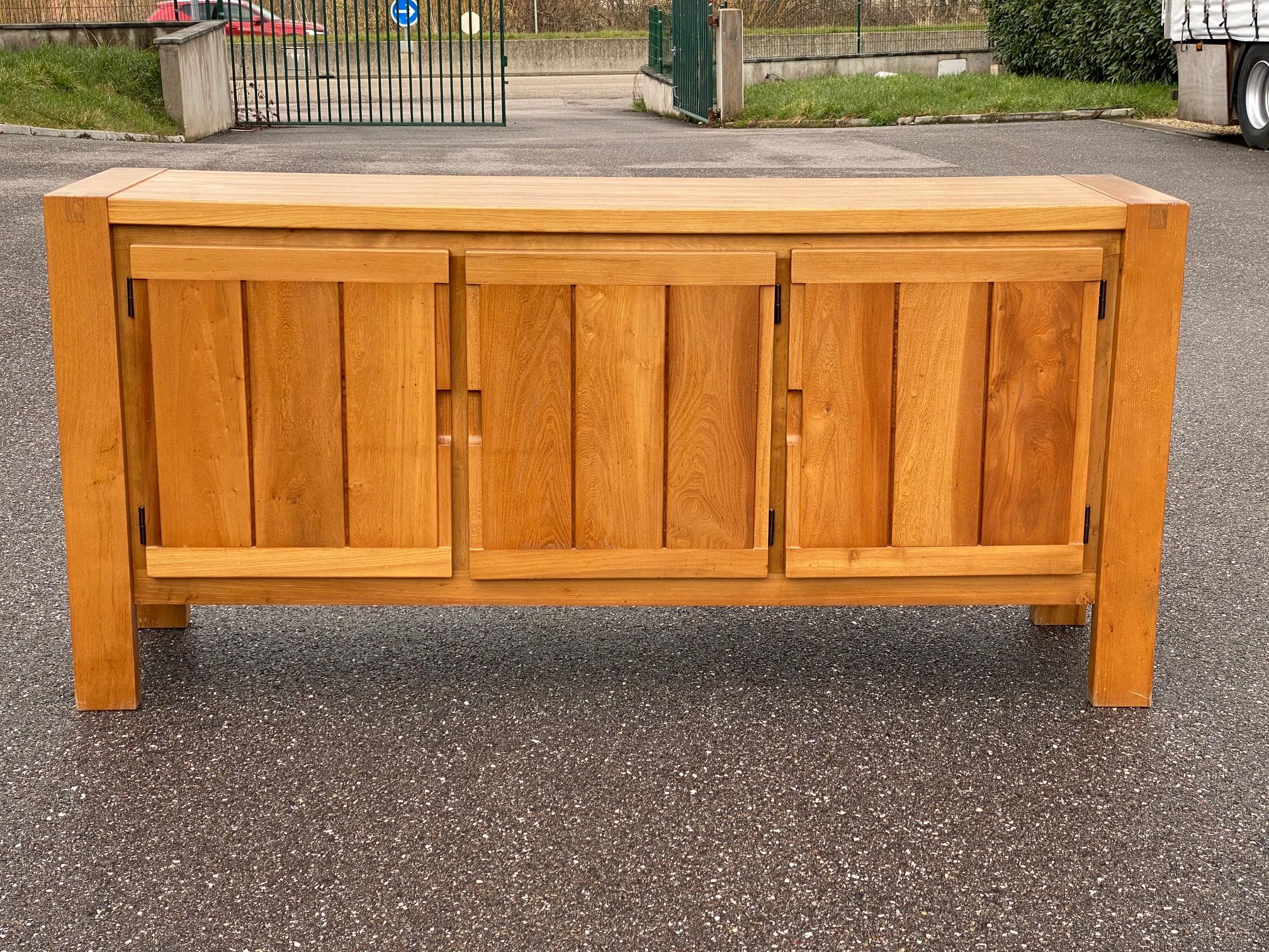 Buffet in solid elm edited by Maison Monopoly in the 1960's.
Really close to the work produced by Maison  Regain 