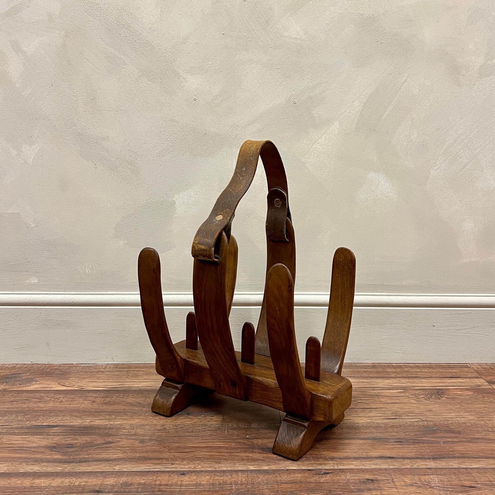 Brutalistischer skelettartiger Zeitschriftenständer aus Ulme und Leder.
Jacques Adnet zugeschrieben.

Frankreich, um 1950

Höhe - 55 cm (mit gespanntem Griff)
38,25 cm bis zur Oberkante des Regals 
Breite - 40 cm
Tiefe - 26 cm Wir arbeiten gerne mit