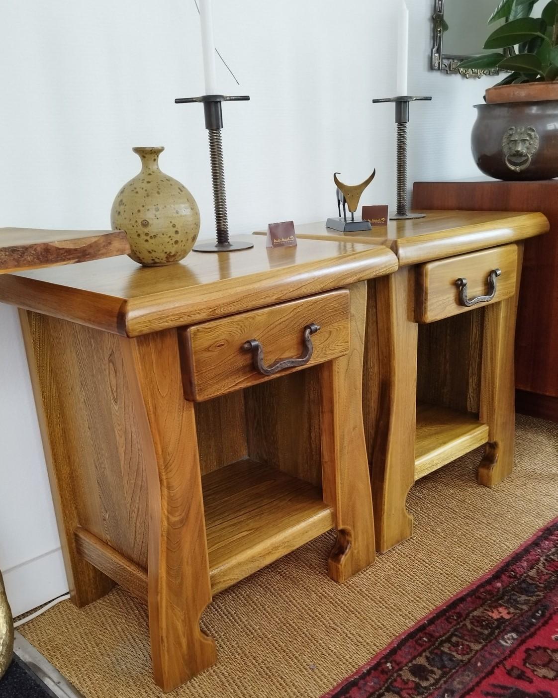 Brutalist pair of elm nightstands with a wrought iron handle, in the spirit of Olavi Hanninen. 

Do not hesitate to contact me for a shipping quote.