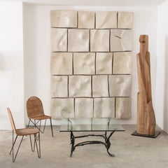 Sculpture totem brutaliste en orme de Sebastien Touret, France