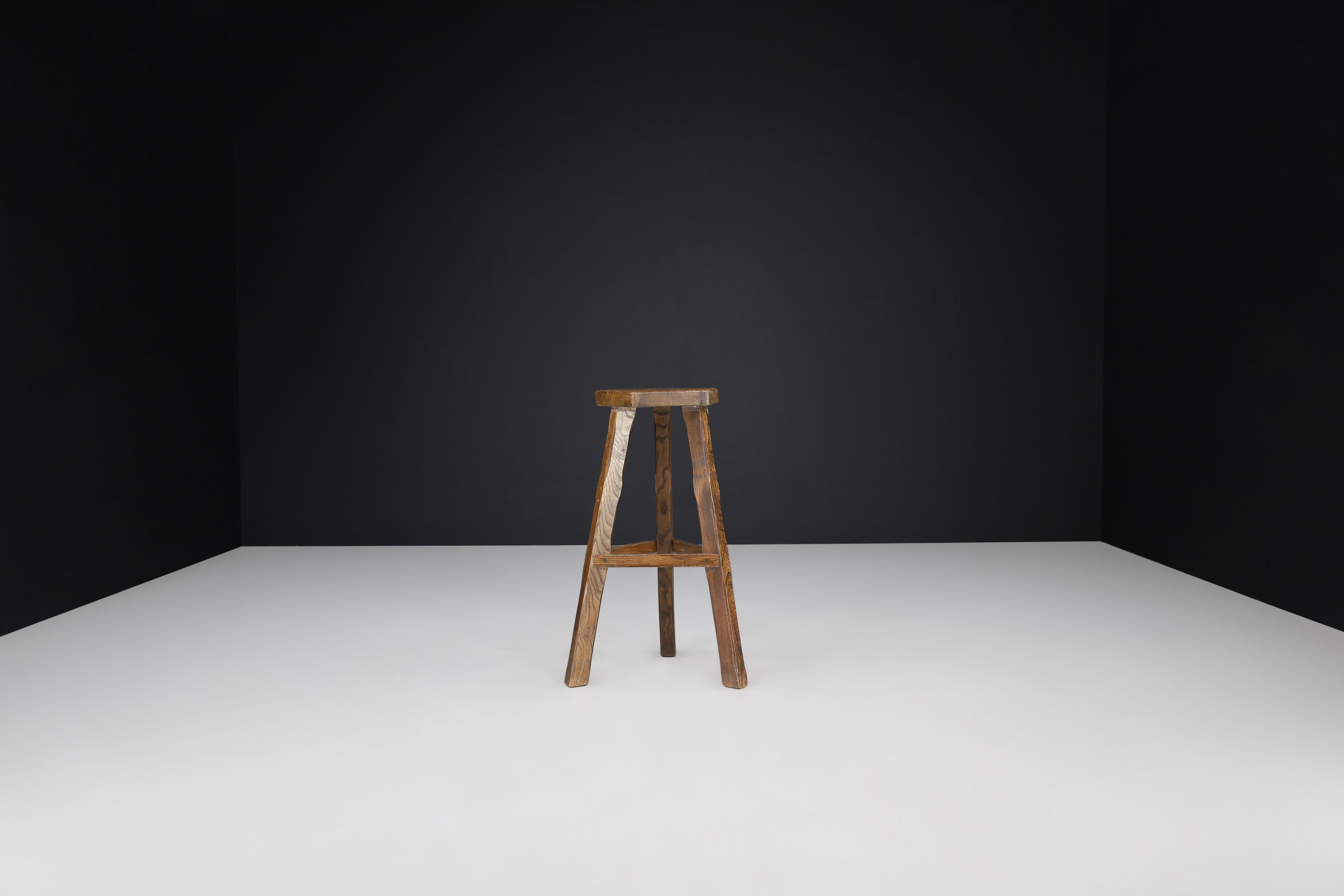 Orme Tabourets de bar brutalistes en bois d'orme par Olavi Hänninen, Finlande années 1960 en vente