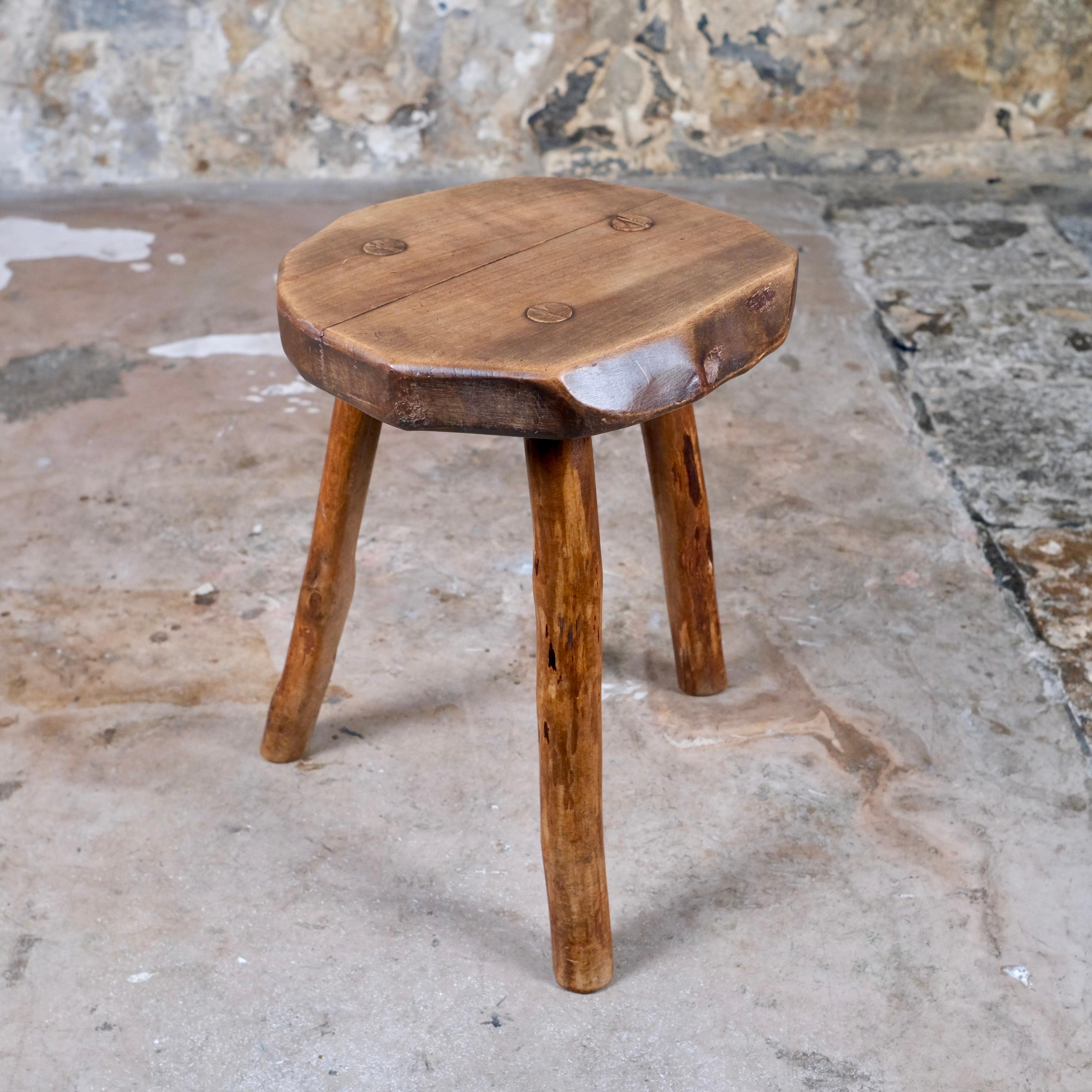 Brutalistischer Dreibeinhocker aus Ulmenholz, Frankreich, 1950er Jahre im Zustand „Gut“ im Angebot in Lyon, FR