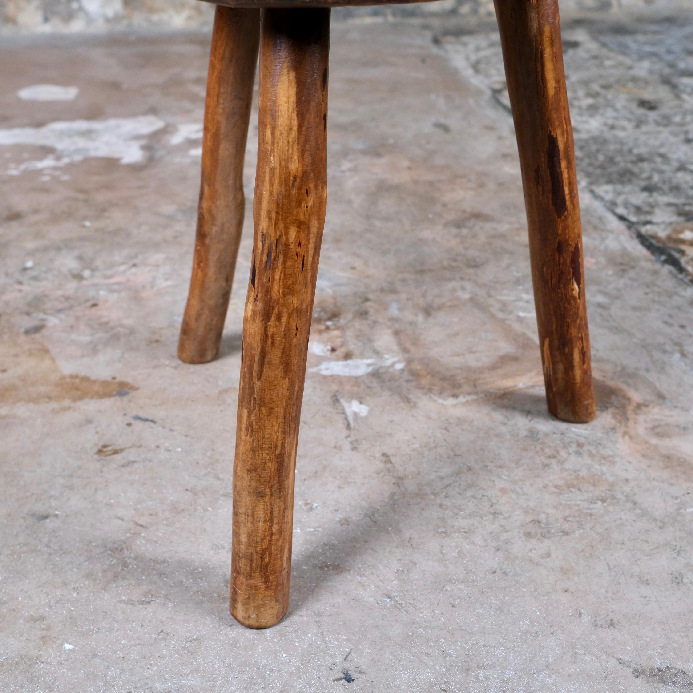 Brutalistischer Dreibeinhocker aus Ulmenholz, Frankreich, 1950er Jahre (Holz) im Angebot
