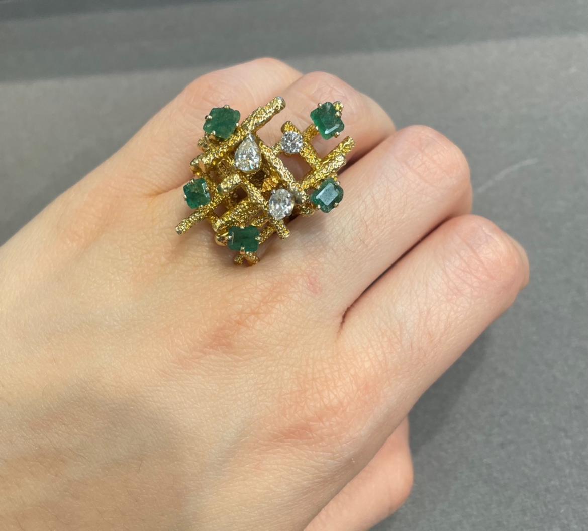 Brutalistischer Smaragd- und Diamantring 

Ein Gelbgoldring im brutalistischen Stil, besetzt mit Smaragden im Quadratschliff und einem Diamanten im Birnen-, Oval- und Rundschliff. 

Ungefähres Smaragdgewicht: 2,33 Karat
Ungefähres Diamantgewicht: