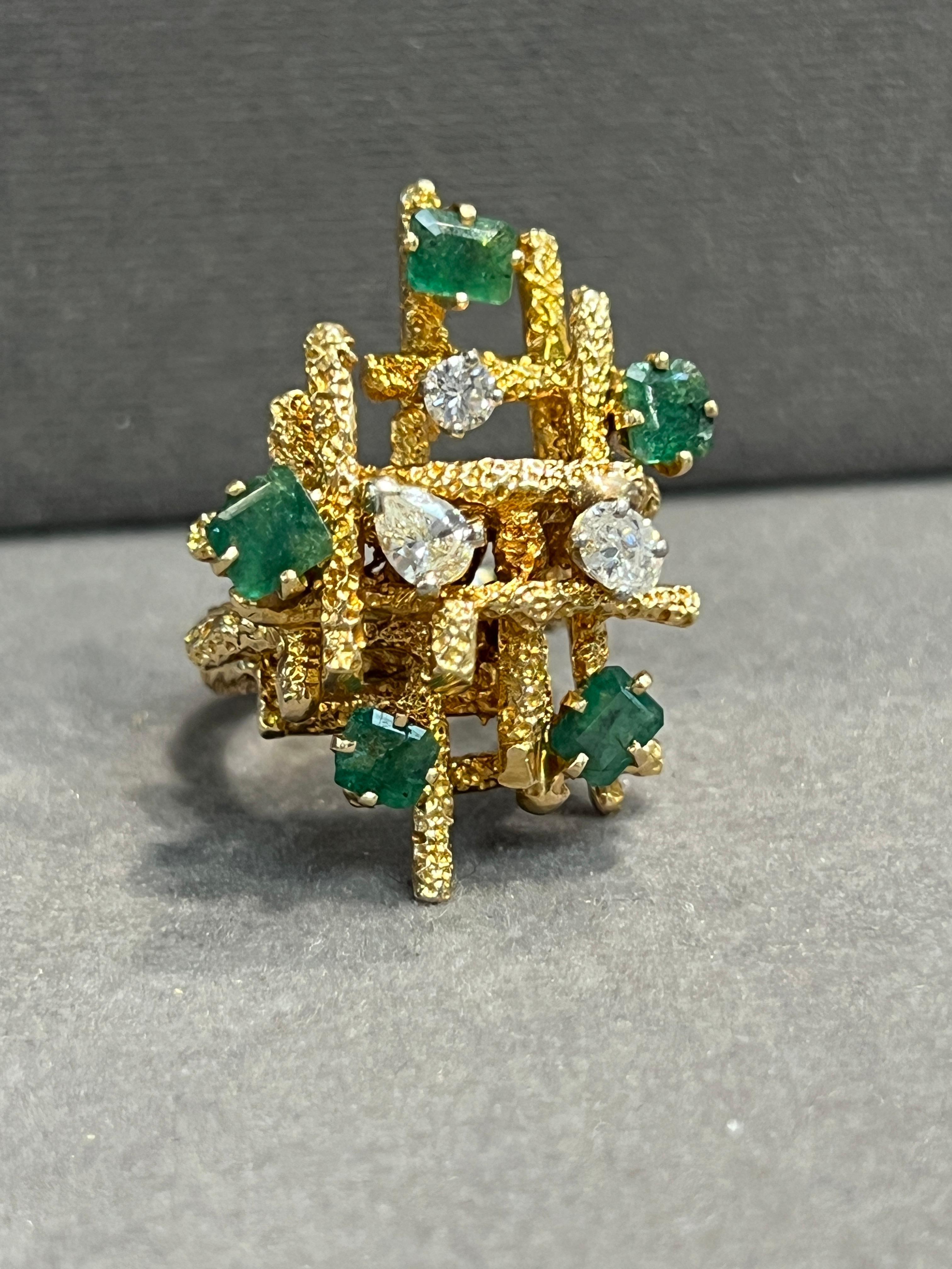 Brutalistischer Smaragd- und Diamantring im Angebot 1