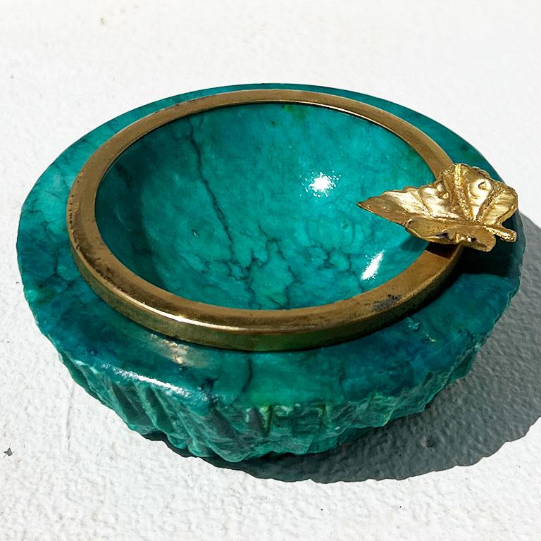 Alabaster-Aschenbecher aus Smaragdgrün und Gold im Stil des Brutalismus mit Blattgold – hergestellt in Italien (Ende des 20. Jahrhunderts) im Angebot