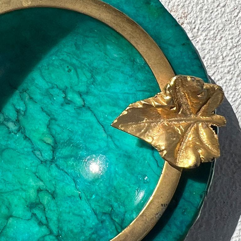 Alabaster-Aschenbecher aus Smaragdgrün und Gold im Stil des Brutalismus mit Blattgold – hergestellt in Italien (Metall) im Angebot