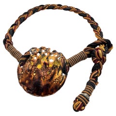 Brutalistische Emaille auf Kupfer Art-To-Wear-Anhänger Gürtel auf Corde, 1980er