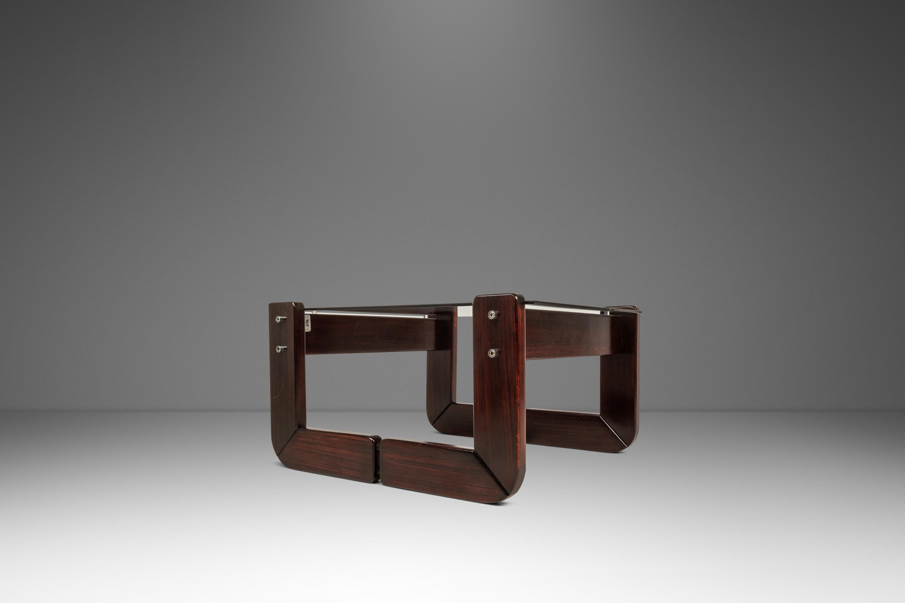 Attention aux collectionneurs ! Cette table d'appoint séduisante, conçue par l'incomparable Percival Lafer, est l'exemple même du minimalisme brésilien pour lequel Lafer et sa société de meubles sont considérés comme les plus grands fabricants. Le