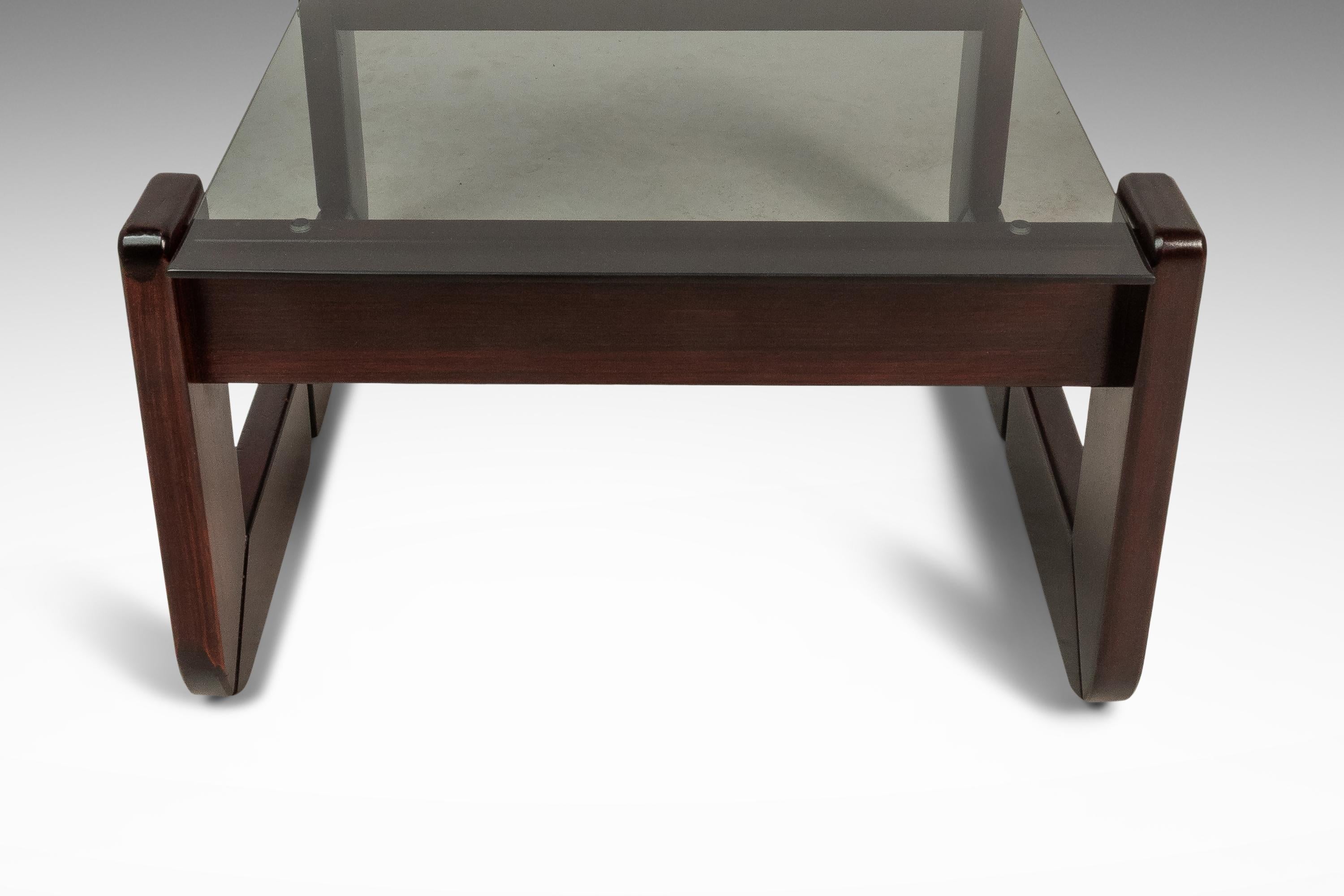 Fin du 20e siècle Brutalist End Table w/ Glass Top in Jacaranda, Percival Lafer, Brazil, c. 1970s en vente