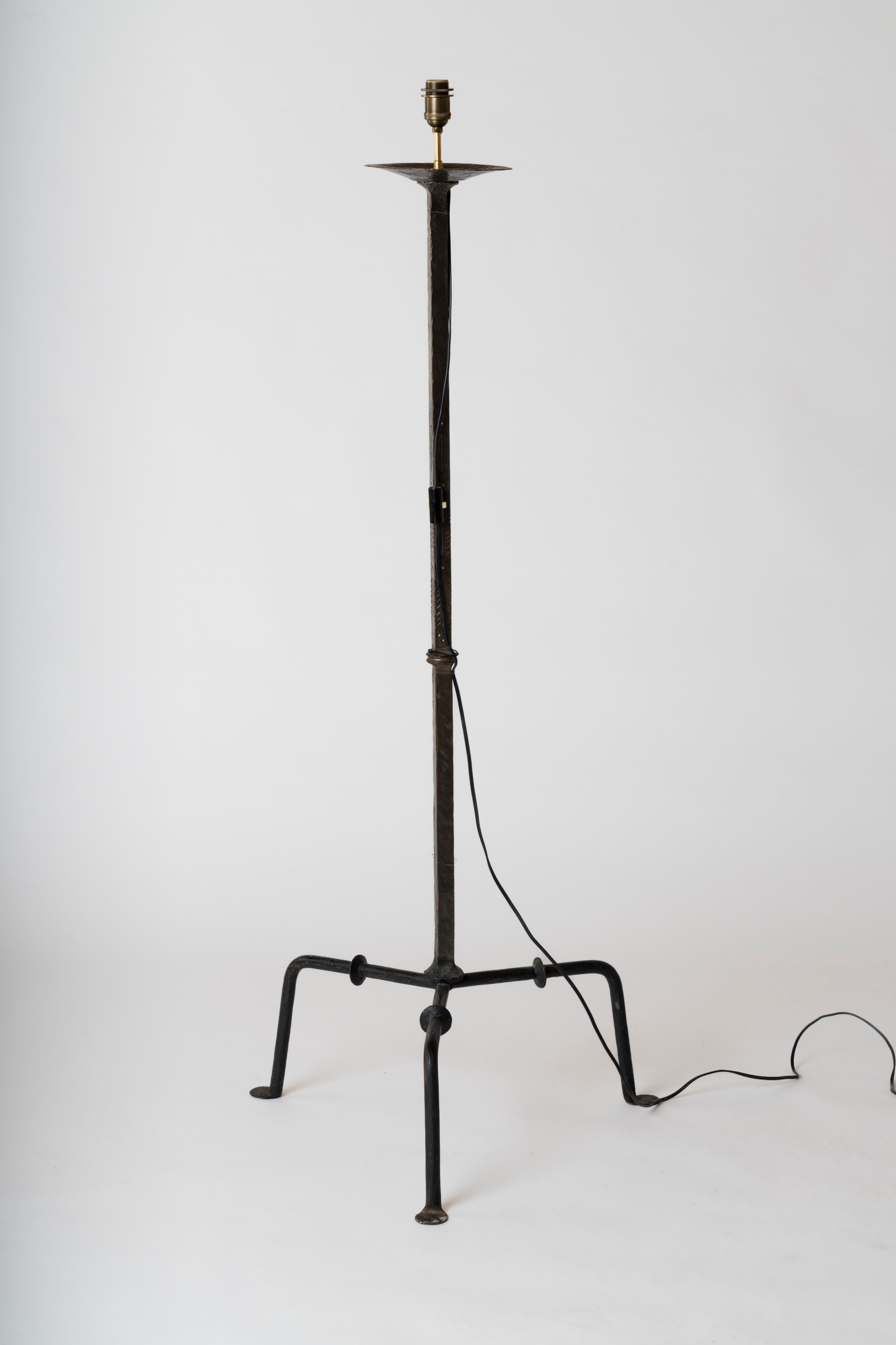 Fer forgé buriné Brutalist Etched Iron « Ferronerie »  Lampadaire à trois pieds - France, années 1960 Bon état - En vente à New York, NY