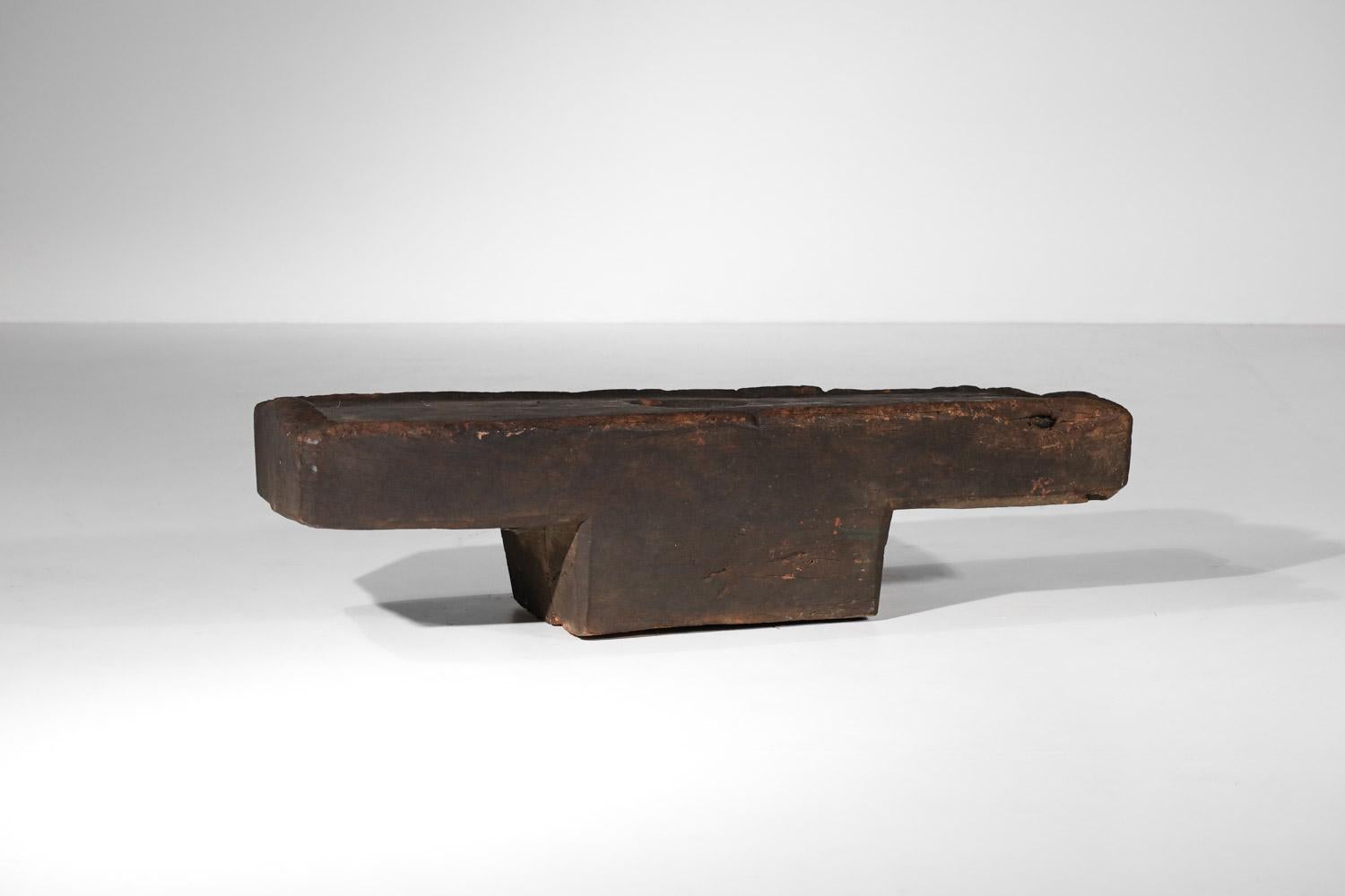 Brutalist ethnic mortar coffee table in solid wood  In Fair Condition In Lyon, FR