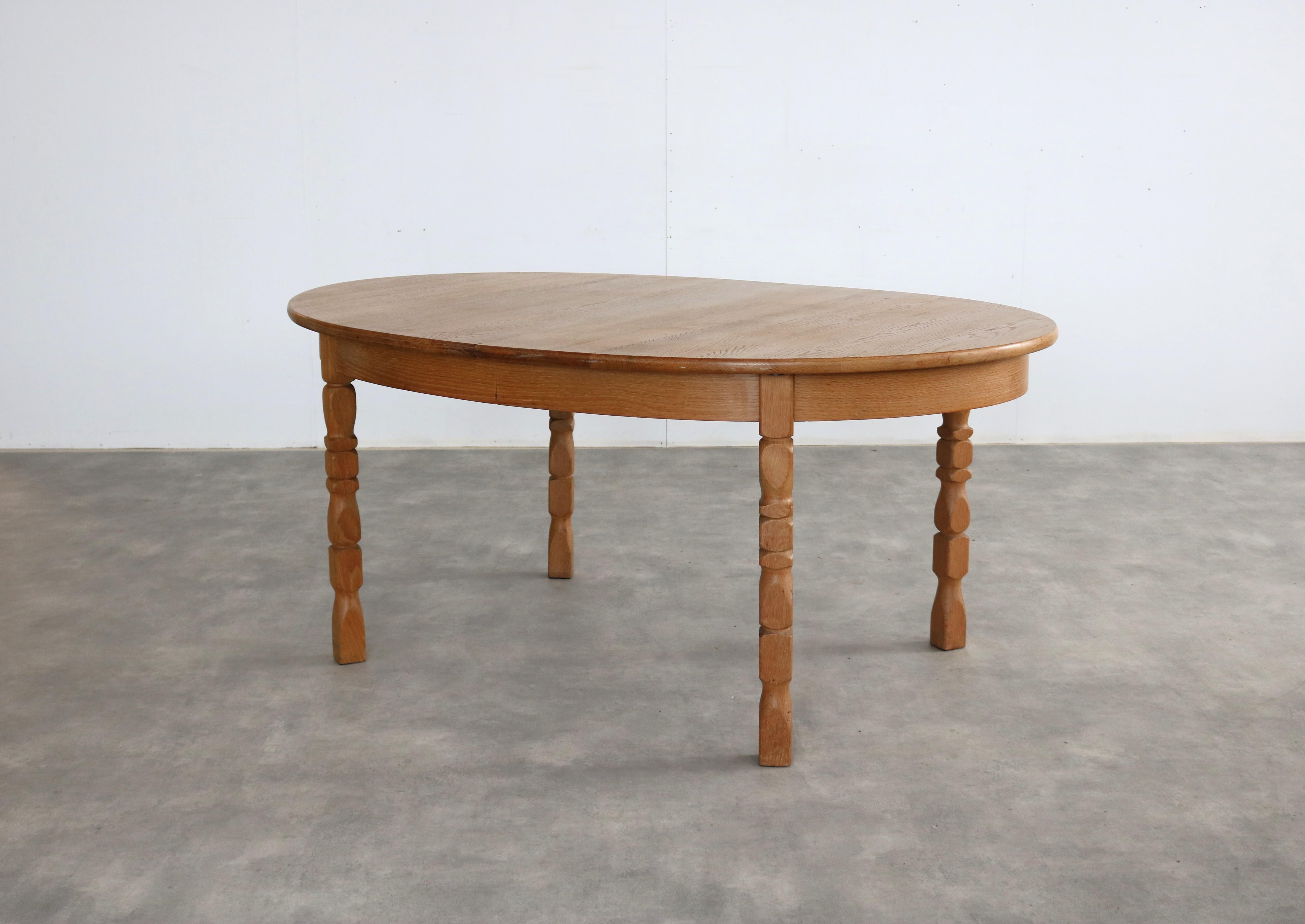 Brutalistischer Esstisch  Tabelle  oval  ausziehbar  Kjaernulf

Zeitraum  1960s
Entwurf  Stil von Henning Kjaernulf  Dänemark
Bedingung  gut  geringe Gebrauchsspuren
Größe  75 x 169 x 115 cm (H x B x T) + 3 zusätzliche Blätter von je 49 cm;

Details