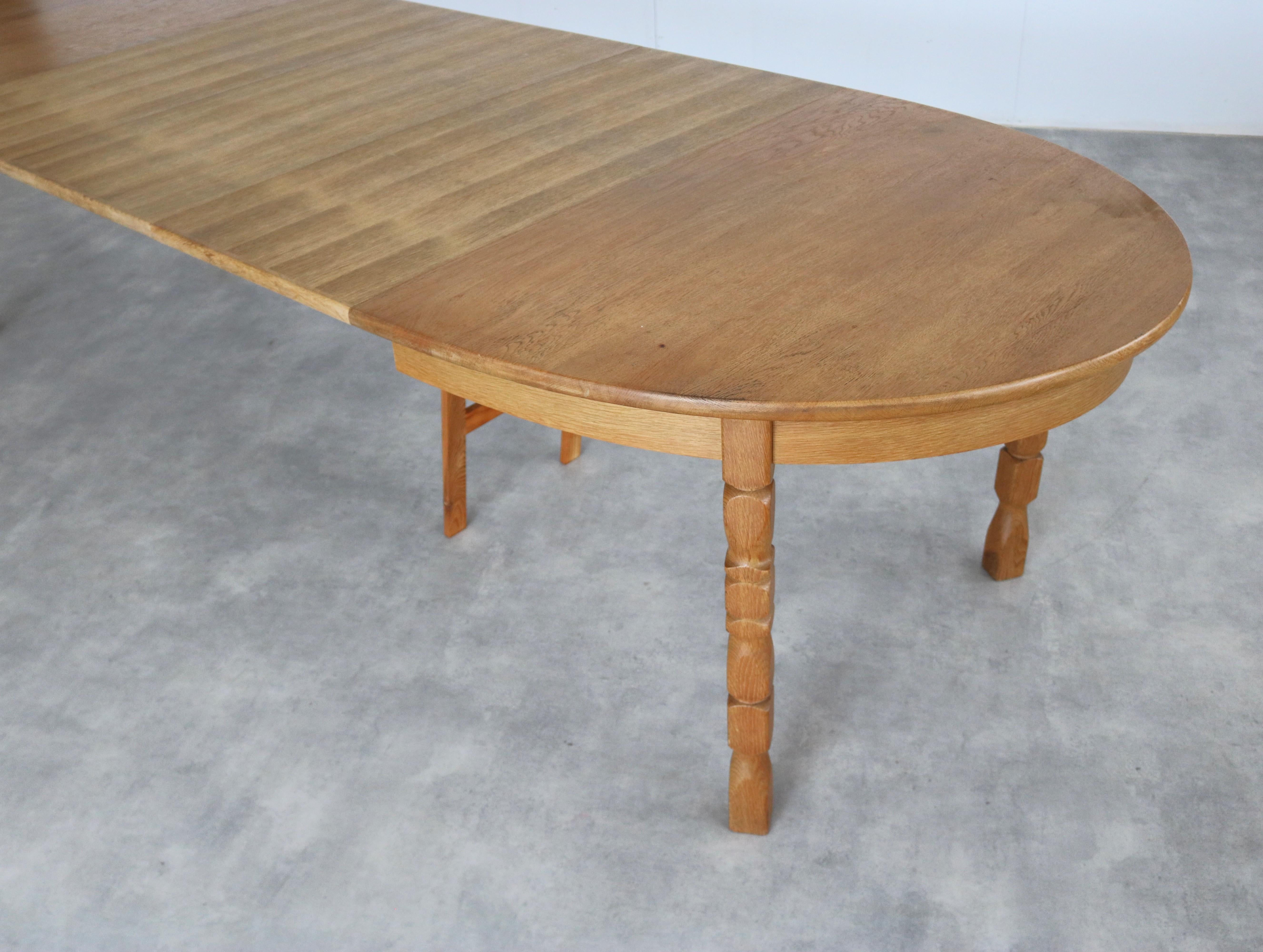 brutalist extendable oak dining table In Good Condition For Sale In Lemmer, NL