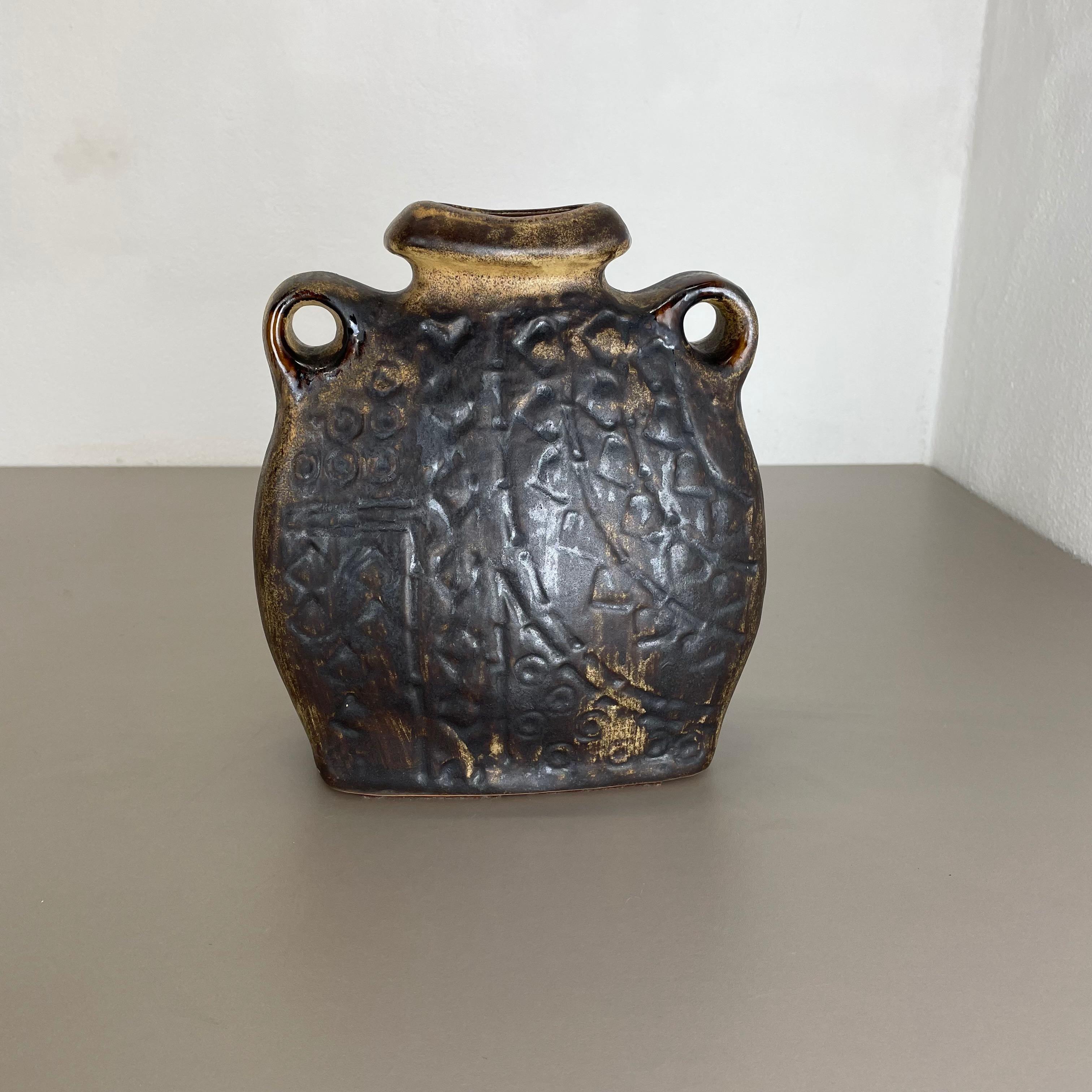 Article:

Ceramic pottery vase


Origin:

Germany


Designer:

Heinz Siery


Producer:

Carstens Tönnieshof, Germany


Decade:

1970s


This original vintage pottery object was designed by Heinz Siery and produced by Cartens