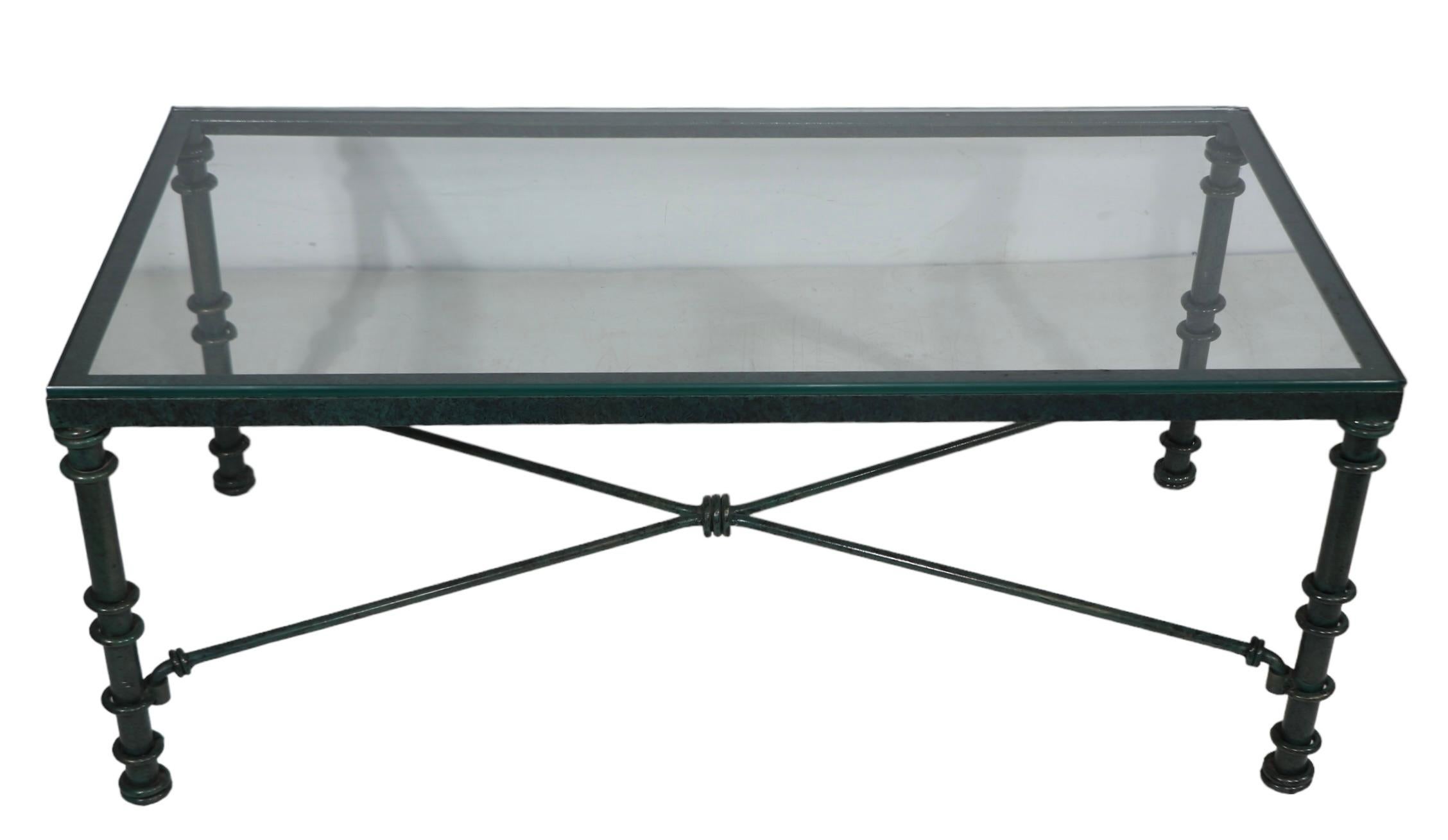 Table basse brutaliste finition faux vert-de-gris avec plateau en verre, vers les années 1970/1980 en vente 3