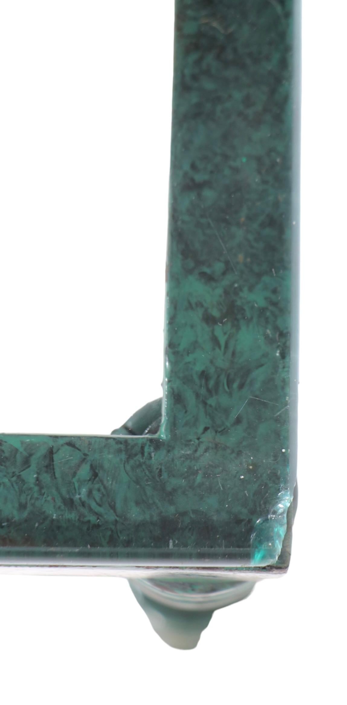 Table basse brutaliste finition faux vert-de-gris avec plateau en verre, vers les années 1970/1980 en vente 4