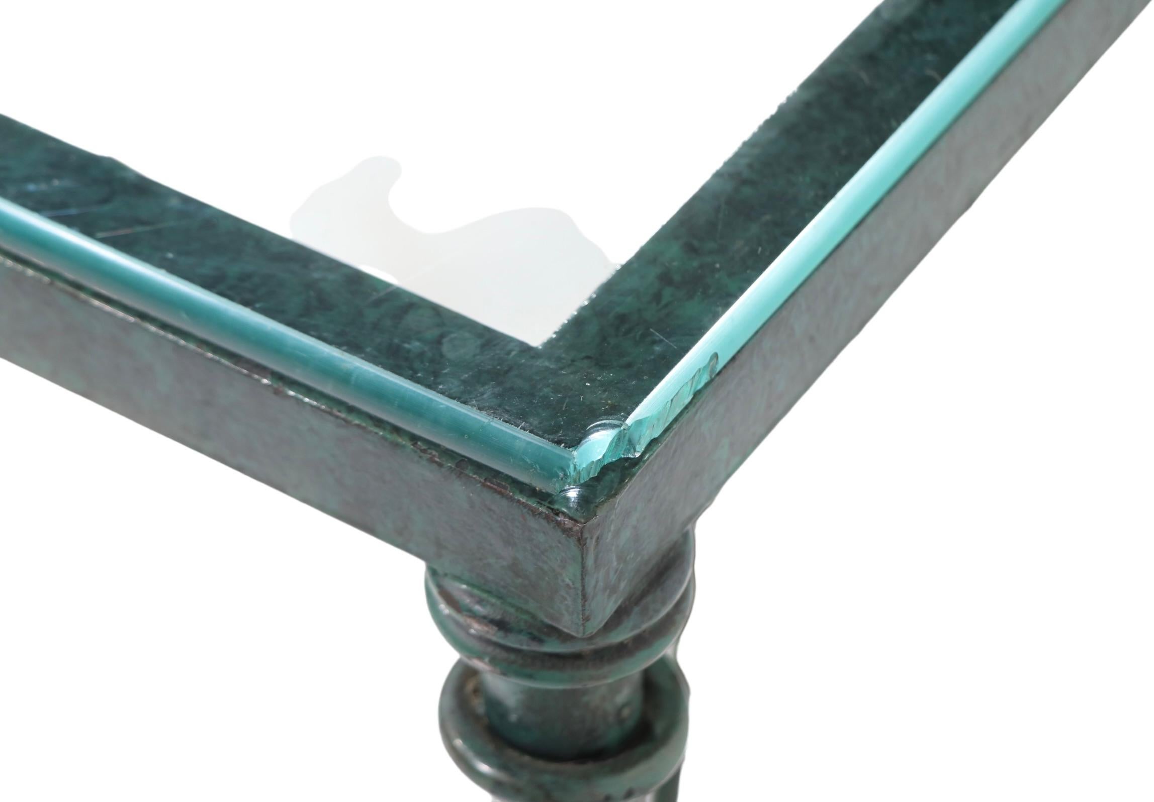 Table basse brutaliste finition faux vert-de-gris avec plateau en verre, vers les années 1970/1980 en vente 5